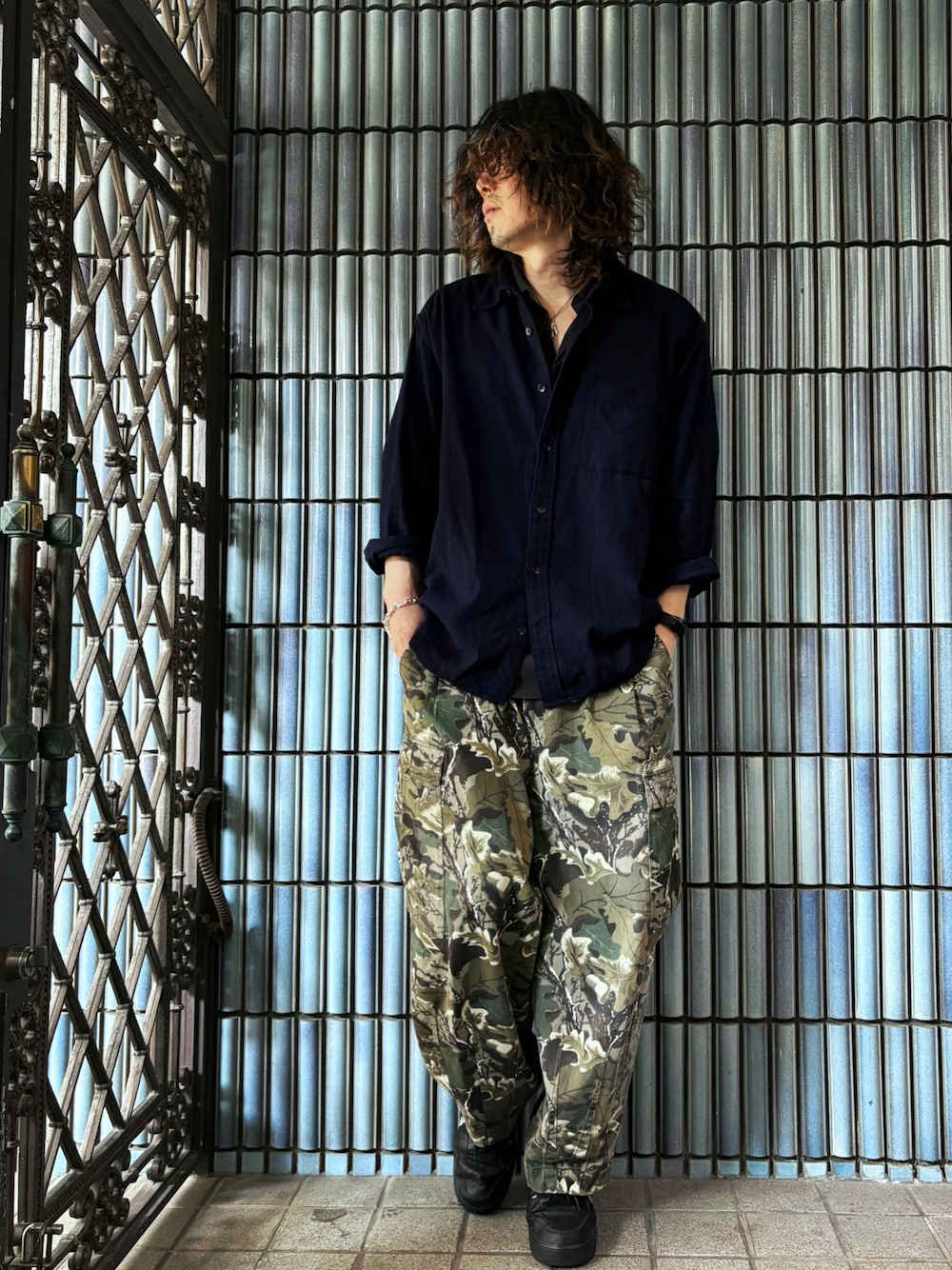 「シェーヌダンクル、エルメス、ネルシャツ、カモフラパンツ、カーゴパンツ、ネイビーコーデ、ユニクロ、ユニクロコーデ、ユニクロユー、ユニクロU、ニットポロ、UNIQLO、UNIQLO U、UNIQLOコーデ、ミリタリーコーデ」｜「UNIQLOのフランネルシャツ（シャツ/ブラウス、ブルー系）」を使った、KEITA(ΦωΦ)さん（メンズ・182cm）の春コーディネートの1枚目の写真