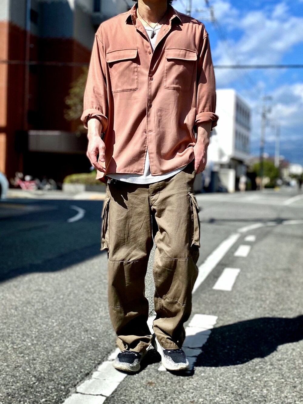 「ピンク、ピンクシャツ、CPOジャケット、CPOシャツ、cpoシャツジャケット、カーゴパンツ、カーゴパンツコーデ、WAIPER、m47、M-47、military、ミリタリージャケット、ミリタリーパンツ、nano・universe、ナノユニバース」｜「NANO universeのSORONA ビッグポケットワイドシャツ（シャツ/ブラウス、ピンク系）」を使った、KEITA(ΦωΦ)さん（メンズ・182cm）の春コーディネートの1枚目の写真