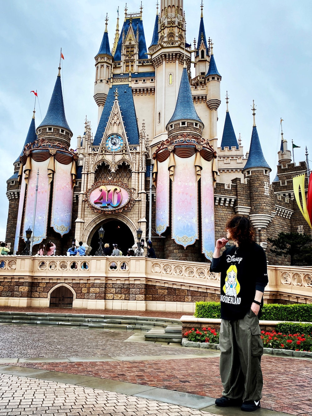 「disney、Disneyland、ディズニーコーデ、ディズニー、ディズニーランド、アリス、アリスインワンダーランド、ニードルズ、ニードルス、ヒザデルパンツ、NEEDLES、カーゴパンツ、カーゴパンツコーデ、Alice in wonderland、エアフォースワン」｜「Disneyのアイテム（Tシャツ/カットソー、ブラック系）」を使った、KEITA(ΦωΦ)さん（メンズ・182cm）の春コーディネートの1枚目の写真