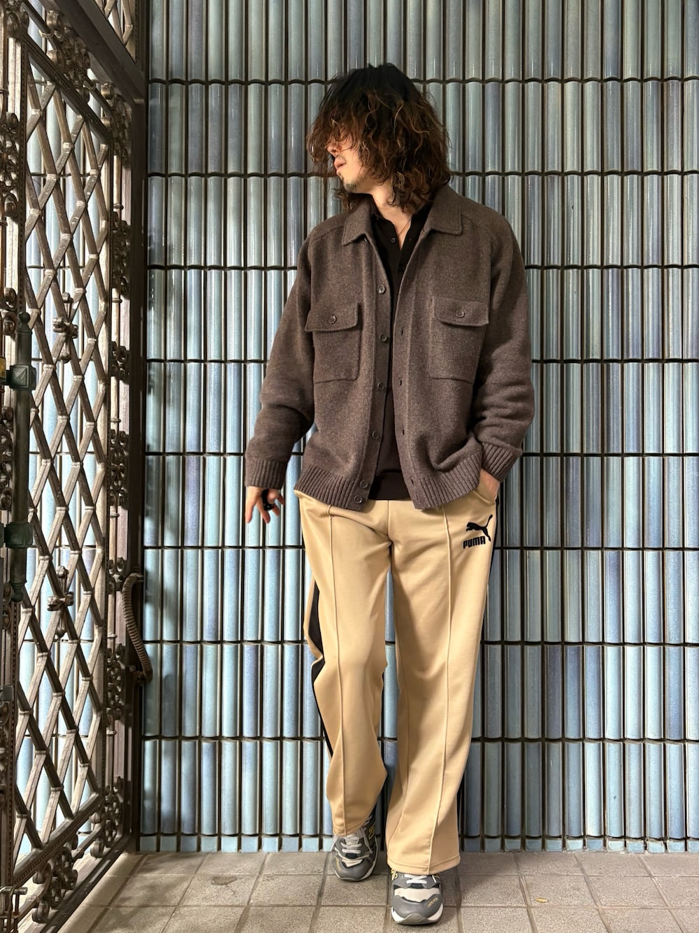 「春コーデ、古着MIX、ニットジャケット、UNIQLO U、ユニクロユー、ユニクロU、PUMA、トラックパンツ、スポーツミックス、ポロニット、ニットポロ、ラインパンツ、大人コーデ、ブラウンコーデ、プーマ」｜「UNIQLOのラムニットジャケット（ニット/セーター、ブラウン系）」を使った、KEITA(ΦωΦ)さん（メンズ・182cm）の春コーディネートの1枚目の写真