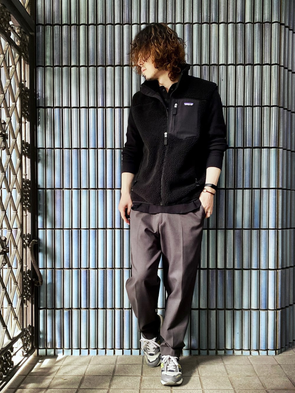 「パタゴニア、パタゴニアレトロX、レトロX、レトロxベスト、UNIQLO U、UNIQLOU、ユニクロユー、ユニクロU、フリースベスト、ベスト、ベストコーデ、ワイドスラックス、モノトーン、モノトーンコーデ、アウトドアスタイル」｜「patagoniaのレトロXベスト（その他アウター、ブラック系）」を使った、KEITA(ΦωΦ)さん（メンズ・182cm）の春コーディネートの1枚目の写真
