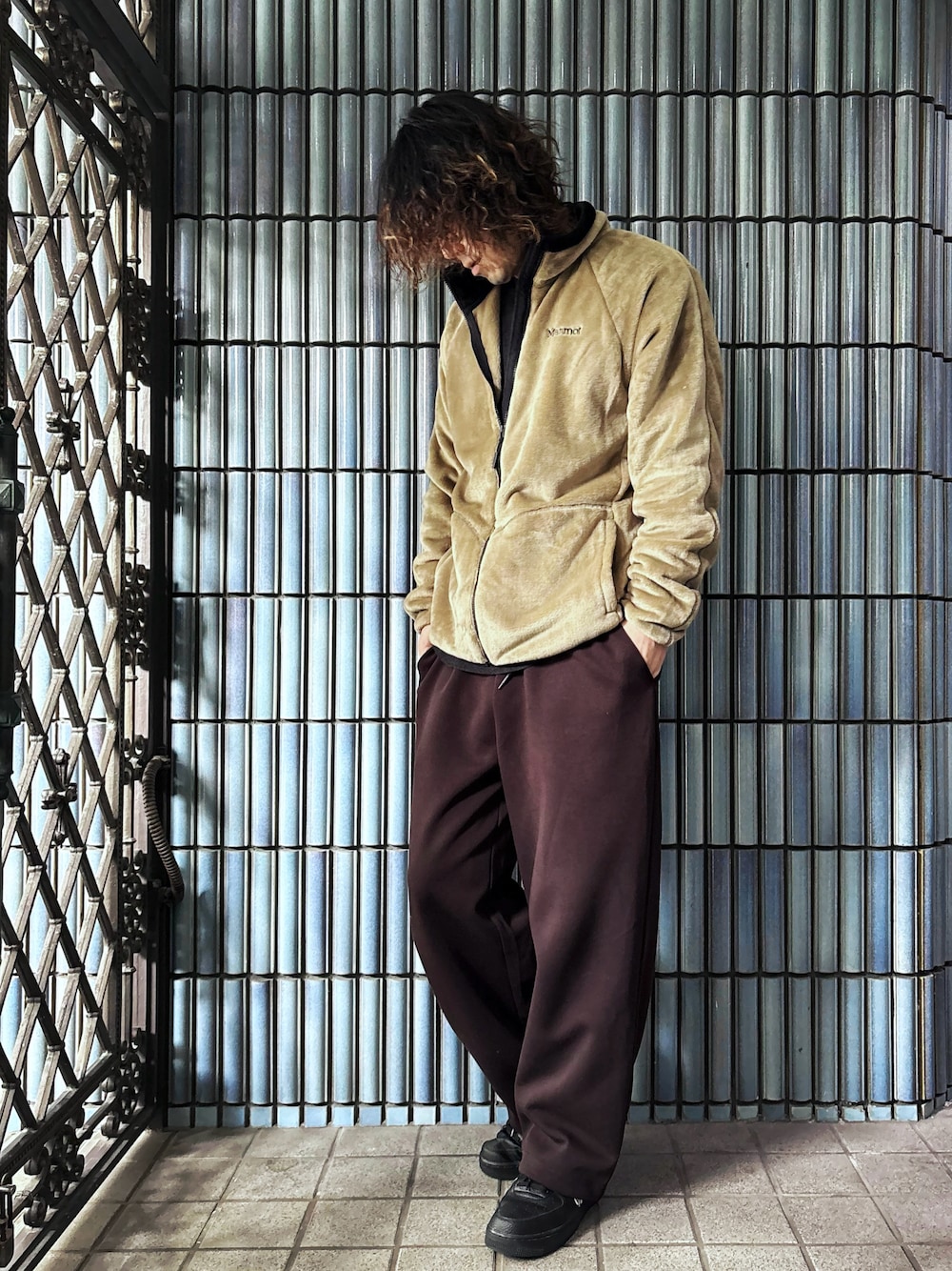 「真冬のあったかスタイル、Marmot、マーモット、ユニクロC、UNIQLO C、スウェットワイドパンツ、スウェットパンツ、スウェットパンツスタイル、ブラウンコーデ、フリース、フリースジャケット、カシミヤ、ユニクロコーデ、UNIQLO、UNIQLOコーデ」｜「MARMOTの【Marmot】Baigone Fleece Jacket / バイゴーンフリースジャケット（その他アウター、ベージュ系）」を使った、KEITA(ΦωΦ)さん（メンズ・182cm）の冬コーディネートの1枚目の写真