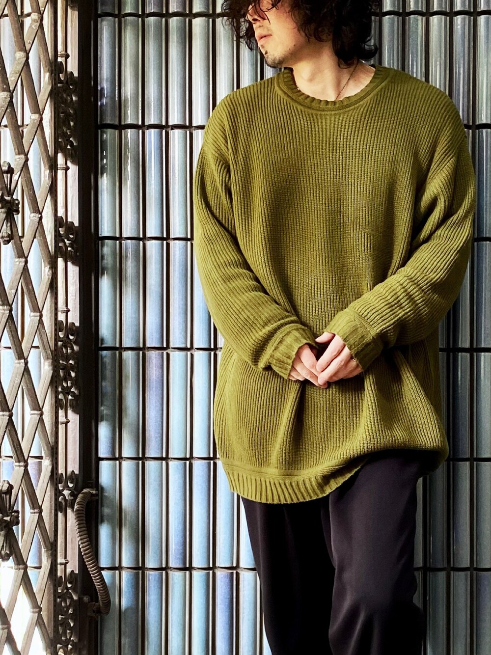 「オーバーサイズ、オーバーサイズニット、Revo.、UNIQLO U、UNIQLOU、ユニクロユー、ユニクロU、スウェットパンツ、スウェットギャザーパンツ、畦編み、グリーン、グリーンコーデ、ミリタリーコーデ、カーキニット、カーキ」｜「Revo.の［ZOZO限定］Revo. ビッグシルエット 畦編み クルーネックニット（ニット/セーター、グリーン系）」を使った、KEITA(ΦωΦ)さん（メンズ・182cm）の春コーディネートの1枚目の写真