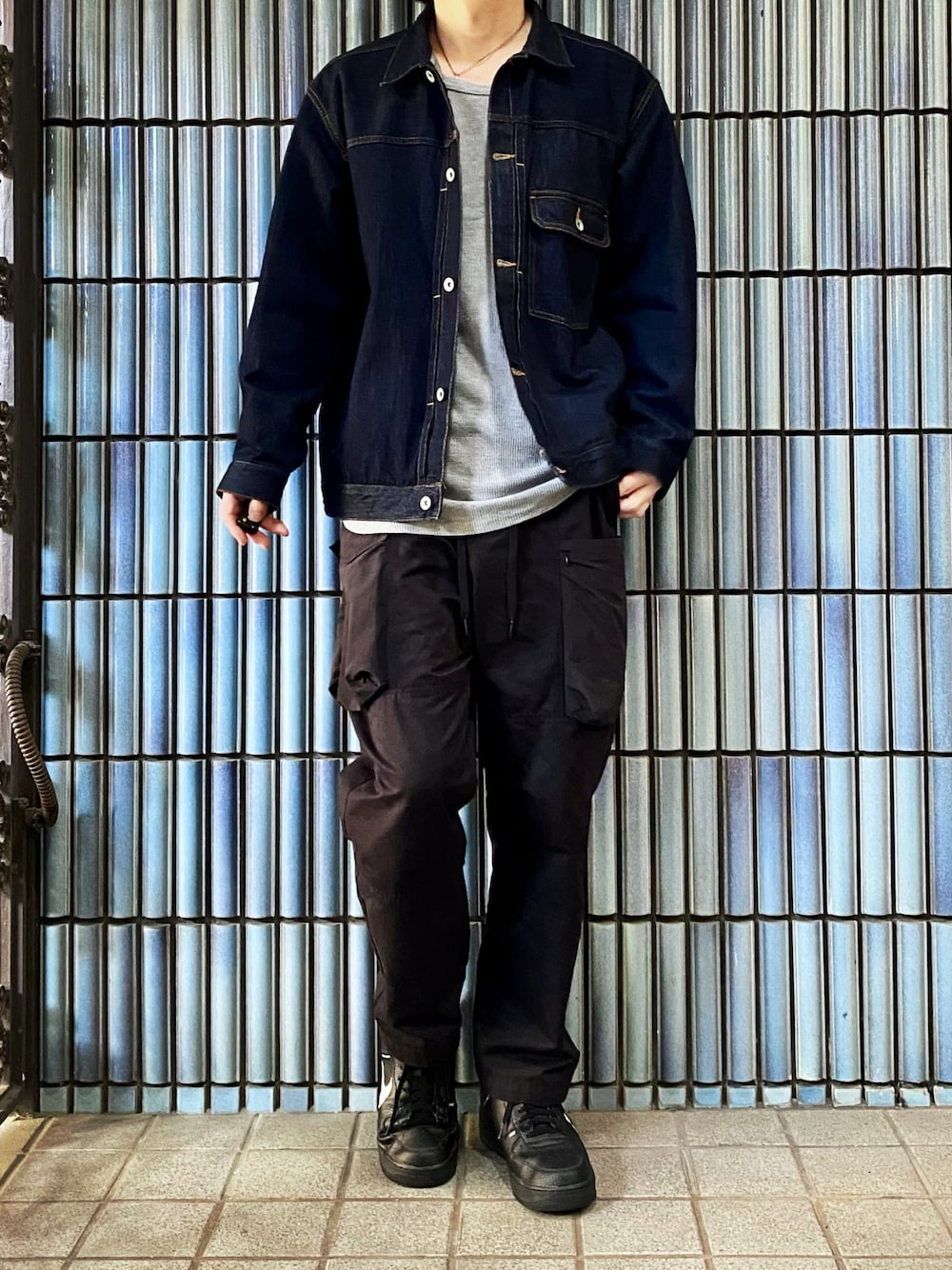 「アダムエロペ(ADAM ET ROPE')、アダムエロペ、NULLTOKYO、デニムジャケット、ジージャン、Gジャン、カーゴパンツ、カーゴパンツコーデ、アメカジ、アメカジコーデ、アメカジスタイル、MONO-MART、モノマート、ミリタリーパンツ、ミリタリーコーデ」｜「ADAM ET ROPE'の【コットンUSA】ビッグシルエット ドライタッチ デニムジャケット/UNISEX（デニムジャケット、ブルー系）」を使った、KEITA(ΦωΦ)さん（メンズ・182cm）の秋コーディネートの1枚目の写真