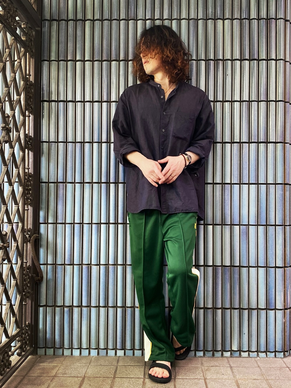 「starter、スターター、トラックパンツ、ラインパンツ、ジャージ、ジャージーパンツ、teva、リネンシャツ、スタンドカラーシャツ、バンドカラーシャツ、スポーツミックス、シャツスタイル、グリーンパンツ、緑パンツ、Nordgreen」｜「UNIQLOのリネンコットンスタンドカラーシャツ（長袖）（シャツ/ブラウス、ブルー系）」を使った、KEITA(ΦωΦ)さん（メンズ・182cm）の夏コーディネートの1枚目の写真