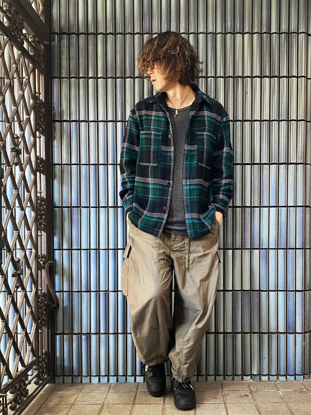 「チェックシャツ、柄シャツ、ガラシャツ、ZARA、NEEDLES、ニードルス、ニードルズ、カーゴパンツ、カーゴパンツコーデ、ネルシャツ、グリーン、グリーンコーデ、ヒザデルパンツ、MONO-MART、春のNewスタイル」｜「H&Mのチェックシャツジャケット（シャツ/ブラウス、グリーン系）」を使った、KEITA(ΦωΦ)さん（メンズ・182cm）の春コーディネートの1枚目の写真