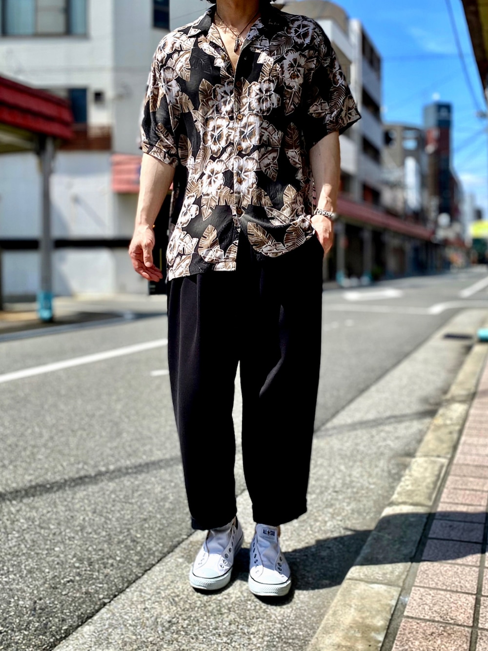 「アロハシャツ、アロハシャツコーデ、古着、古着MIX、古着コーデ、古着好きな人と繋がりたい、スウェットギャザーパンツ、コンバース、コンバーススリッポン、converse、UNIQLO U、ユニクロユー、ユニクロU、vintage、VINTAGE」｜「VINTAGEのアイテム（シャツ/ブラウス、ブラウン系）」を使った、KEITA(ΦωΦ)さん（メンズ・182cm）の夏コーディネートの1枚目の写真
