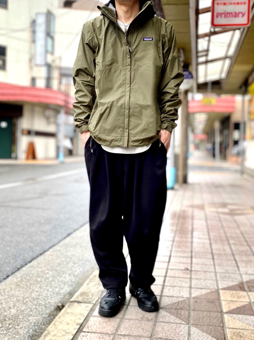 「スウェットギャザーパンツ、UNIQLO、UNIQLO U、UNIQLOコーデ、トレントシェル、patagonia、パタゴニア、マウンテンパーカー、マウンテンライトジャケット、マウンテンジャケット、雨の日コーデ、ユニクロ、ユニクロコーデ、ユニクロユー、ごきげんウィーク」｜「MONO-MARTのワッフルロング丈 Uネックプルオーバーカットソー/ロングスリーブ（Tシャツ/カットソー、ベージュ系）」を使った、KEITA(ΦωΦ)さん（メンズ・182cm）の春コーディネートの1枚目の写真