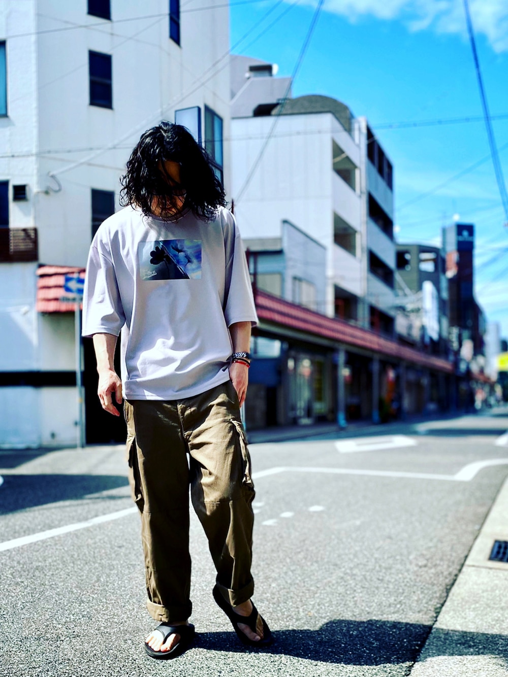 「Nilway、WAIPER、カーゴパンツ、m47、M-47、M51、M-51、M65、M-65、oofos」｜「NILWAYの【-ERROR-】フラワーグラフィックプリントビッグTシャツ（Tシャツ/カットソー、グレー系）」を使った、KEITA(ΦωΦ)さん（メンズ・182cm）の夏コーディネートの1枚目の写真