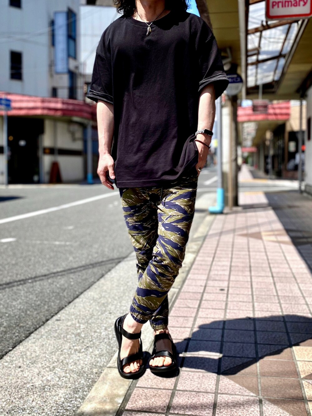 「エアリズムコットンオーバーサイズTシャツ(５分袖)、UNIQLO U、ユニクロユー、タイガーカモ、カモフラ、カモフラパンツ、ミリタリーパンツ、ミリタリー、teva、スポーツサンダル」｜「UNIQLOのエアリズムコットンオーバーサイズTシャツ（5分袖）（Tシャツ/カットソー、ブラック系）」を使った、KEITA(ΦωΦ)さん（メンズ・182cm）の夏コーディネートの1枚目の写真