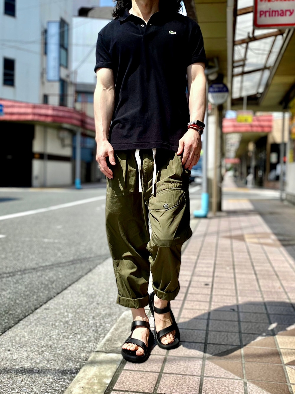 「ラコステ、LACOSTE、ポロシャツ、カーゴパンツ、ベイカーパンツ、ワークパンツ、カーキパンツ、軍パン、ミリタリーパンツ、ミリタリー、teva、スポーツサンダル、リカバリーサンダル、カーキ、military」｜「LACOSTEの【LACOSTE / ラコステ】2 PLY REGULAR PIQUE（ポロシャツ、ブラック系）」を使った、KEITA(ΦωΦ)さん（メンズ・182cm）の夏コーディネートの1枚目の写真