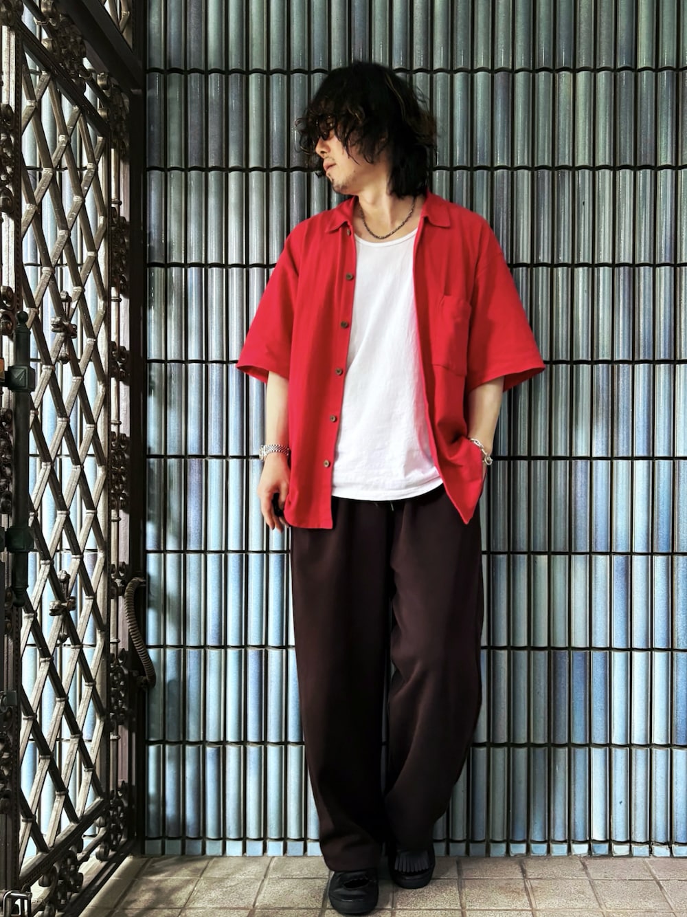 「サングラス、シャツスタイル、ピンクシャツ、ワイドパンツ、初夏コーデ、HEALTH、赤シャツ、UNIQLO C、ユニクロシー、ユニクロC、スウェットワイドパンツ、スウェットパンツ、スウェットコーデ、ポロシャツ、ブラウンコーデ」｜「HEALTHのHEALTH/ヘルス/Summer Shirts #4/サマーシャツ（シャツ/ブラウス、レッド系）」を使った、KEITA(ΦωΦ)さん（メンズ・182cm）の春コーディネートの1枚目の写真