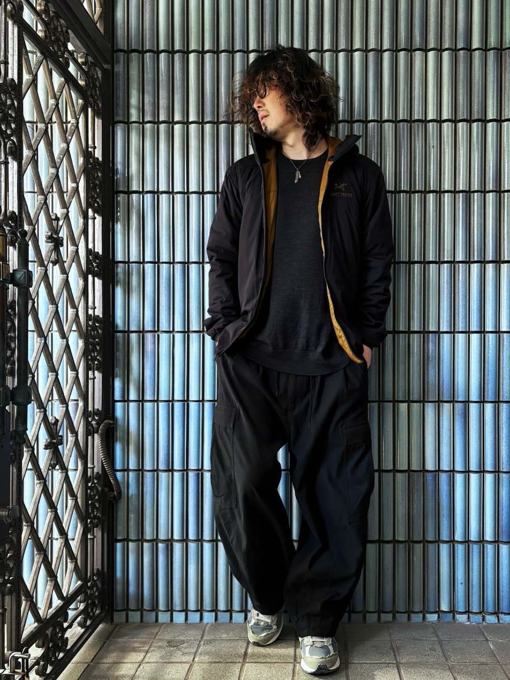 「真冬のあったかスタイル、ジップパーカー、アークテリクス、atom lt hoody、アトム、ARC'TERYX、カーゴパンツ、カーゴパンツコーデ、オールブラック、オールブラックコーデ、カシミヤ、ユニクロカシミヤ、カシミヤニット、ミリタリーコーデ、ミリタリーパンツ」｜「ARC'TERYXの【国内流通限定】ARC'TERYX / ATOM LT HOODY 24K BLACK（ダウンジャケット/コート、ブラック系）」を使った、KEITA(ΦωΦ)さん（メンズ・182cm）の冬コーディネートの1枚目の写真