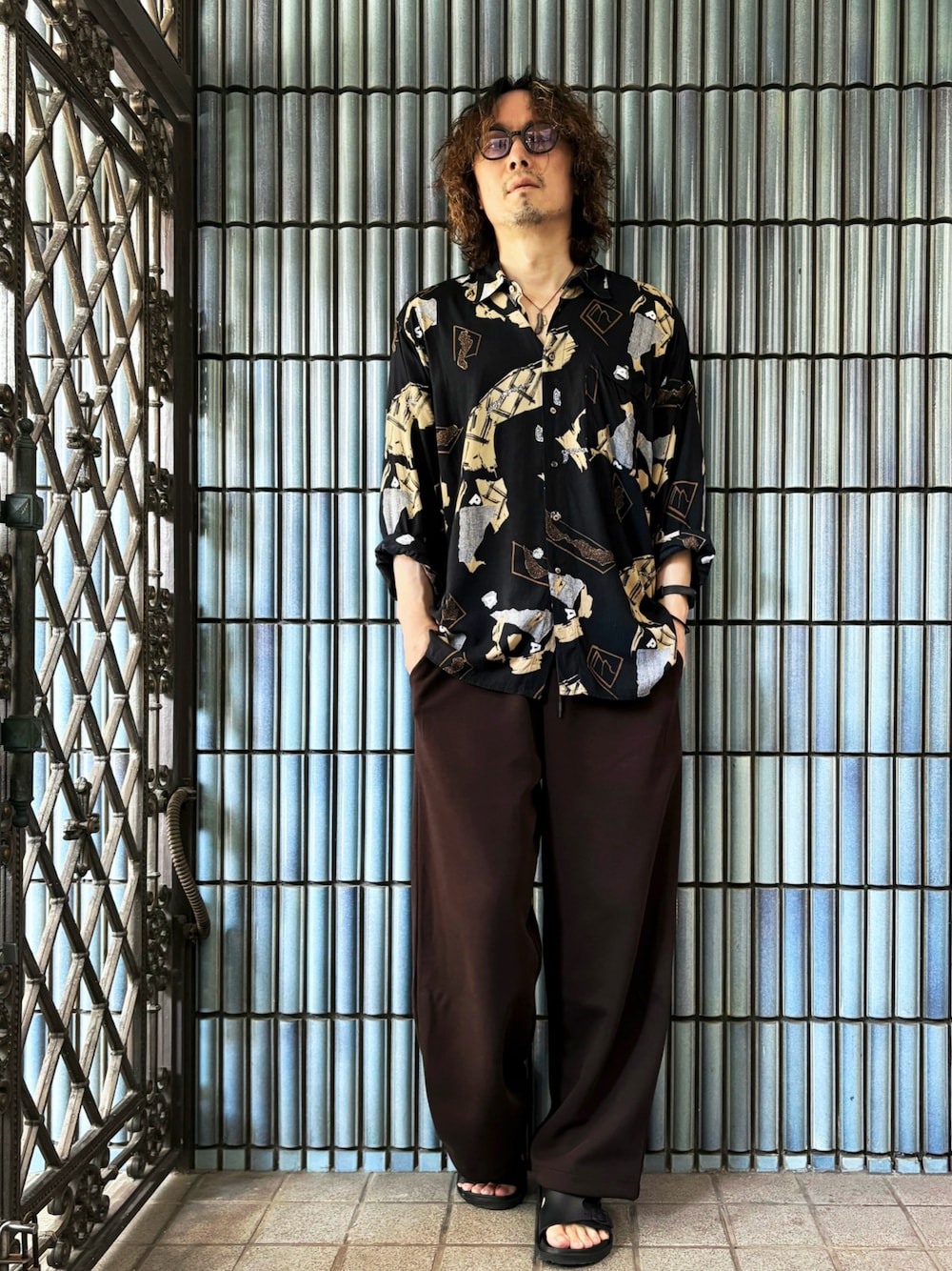「秋服、古着MIX、古着、古着コーデ、柄シャツ、ユニクロC、UNIQLOC、スウェットパンツ、スウェットワイドパンツ、ブラウンコーデ、ブラウン、40代ファッション、プリントシャツ、ユニクロシー、古着ミックス」｜「Camargueのアイテム（シャツ/ブラウス、ブラック系）」を使った、KEITA(ΦωΦ)さん（メンズ・182cm）の秋コーディネートの1枚目の写真