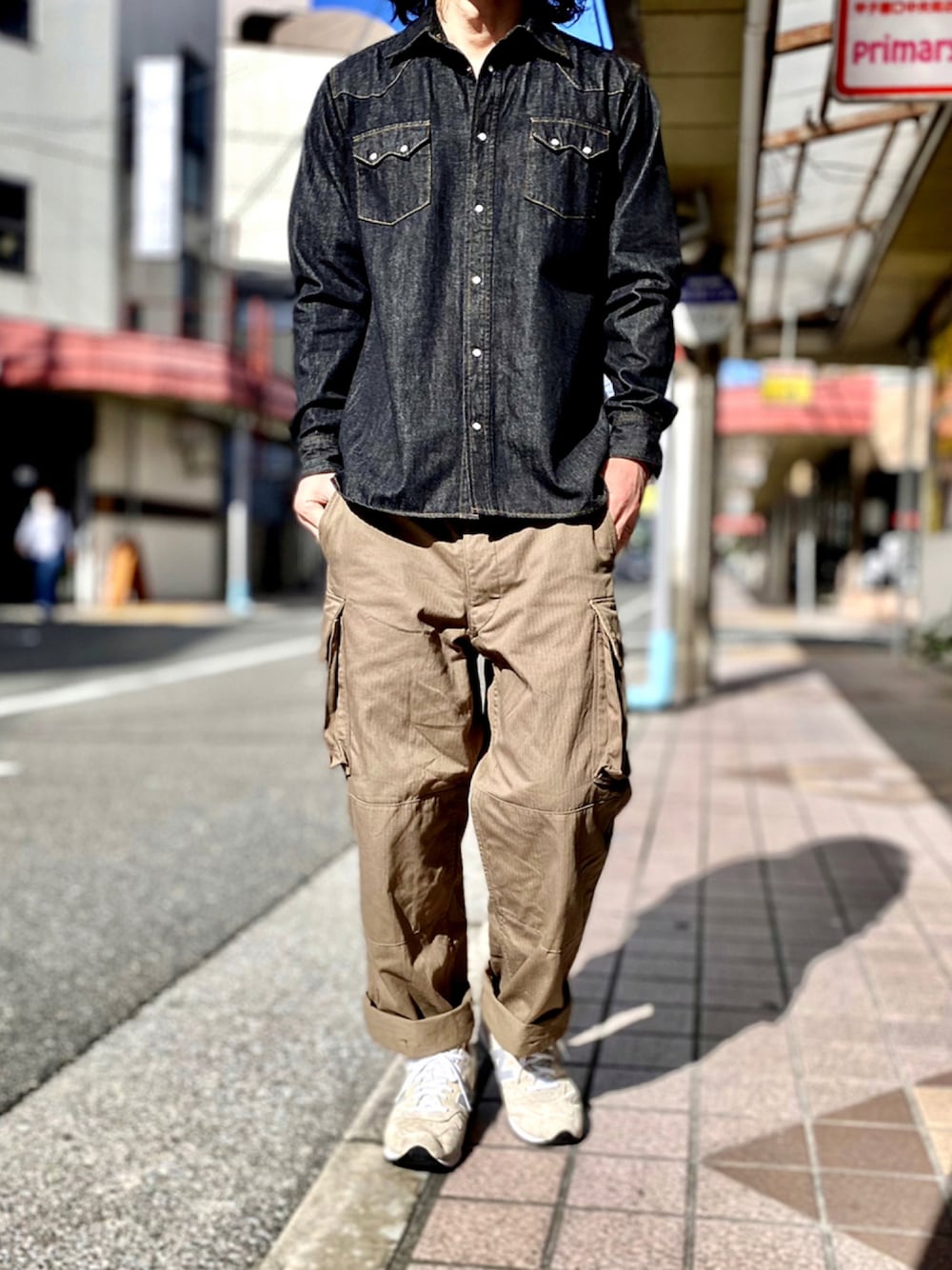 「デニムジャケット、M65、デニムシャツ、カーゴパンツ、M-65、ウエスタンシャツ、ミリタリーパンツ、996、M-51、M51、newbalance996、m47、BRANCHWORKS、ブランチワークス、M-47」｜「Branchworksの【Branchworks】8oz.デニム ウエスタンシャツ（シャツ/ブラウス、ブラック系）」を使った、KEITA(ΦωΦ)さん（メンズ・182cm）の秋コーディネートの1枚目の写真