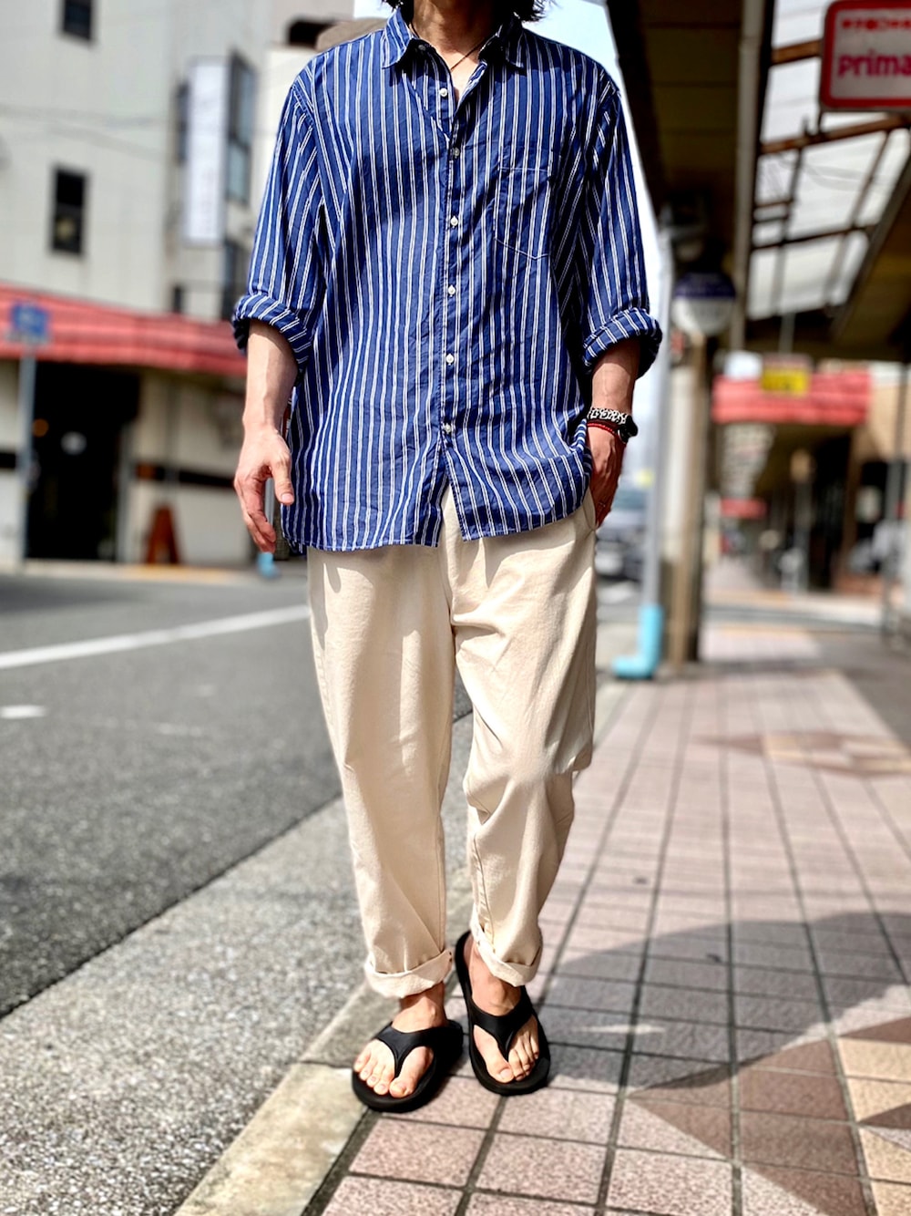 「ホワイト、ストライプ、大人カジュアル、ストライプパンツ、白デニム、ホワイトデニム、白パンツ、ホワイトパンツ、きれいめカジュアル、ホワイトコーデ、スポーツサンダル、シェフパンツ、oofos、リカバリーサンダル、ウーフォス」｜「UNIQLOのエクストラファインコットンブロードストライプシャツ（レギュラーカラー・長袖）（シャツ/ブラウス、ブルー系）」を使った、KEITA(ΦωΦ)さん（メンズ・182cm）の秋コーディネートの1枚目の写真