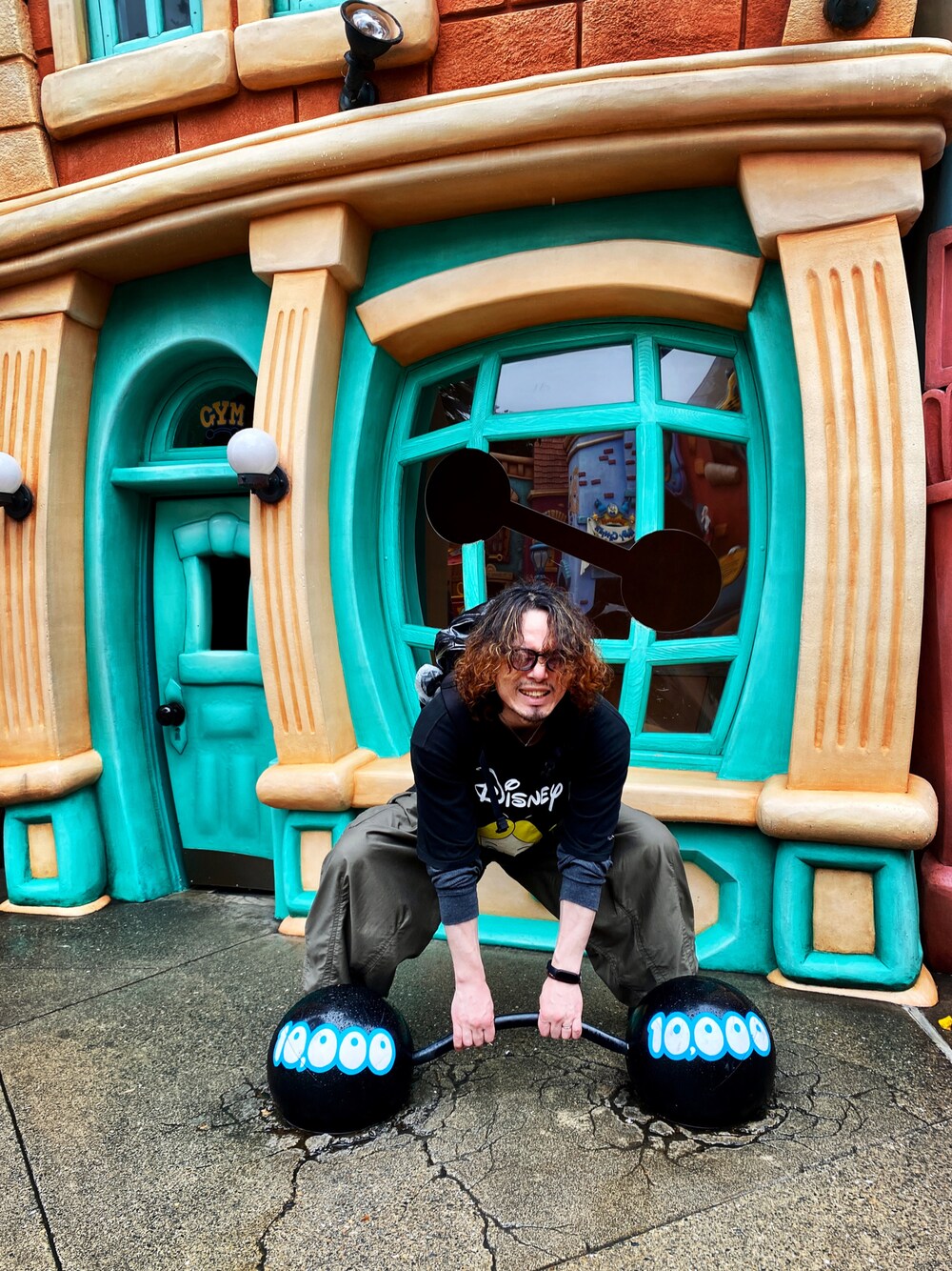 「ディズニーコーデ、ディズニーランド、ふしぎの国のアリス、アリスインワンダーランド、Alice in wonderland、NEEDLES、ニードルス、ニードルズ、ヒザデルパンツ、カーゴパンツ、カーゴパンツコーデ、BDU、ディズニーTシャツ、ワイドカーゴパンツ、disney」｜「Disneyのアイテム（Tシャツ/カットソー、ブラック系）」を使った、KEITA(ΦωΦ)さん（メンズ・182cm）の春コーディネートの1枚目の写真