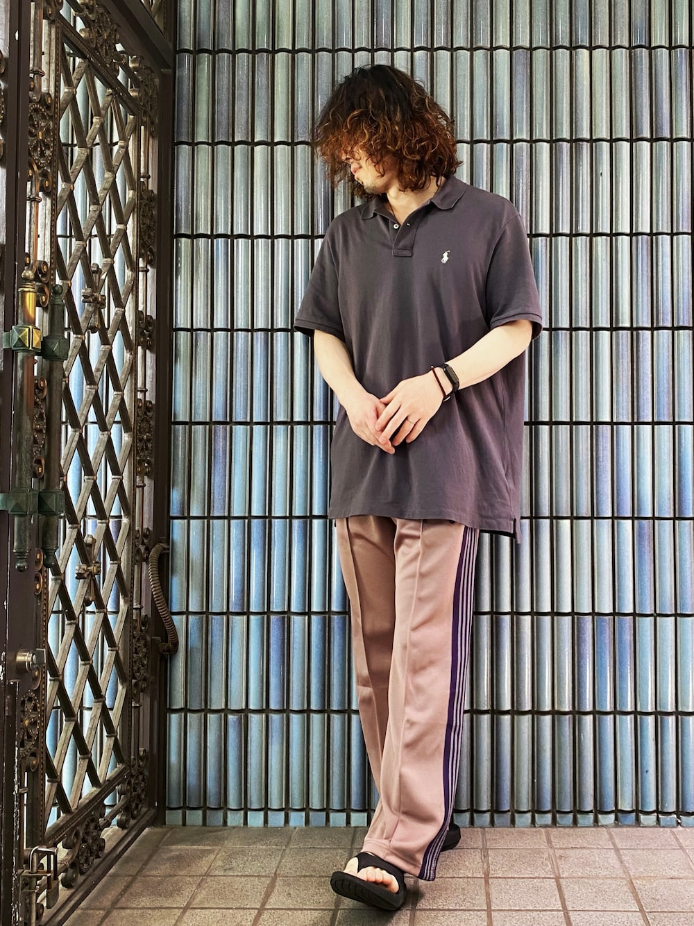 「ポロシャツ、ポロシャツコーデ、ポロラルフローレン、ラルフローレン、Polo Ralph Lauren、NEEDLES、needles トラックパンツ、ニードルズ、ニードルス、トラックパンツ、ラインパンツ、ジャージ、ジャージーパンツ、oofos、スポーツミックス」｜「POLO RALPH LAURENのカスタム スリム フィット メッシュ ポロシャツ（ポロシャツ、グレー系）」を使った、KEITA(ΦωΦ)さん（メンズ・182cm）の夏コーディネートの1枚目の写真