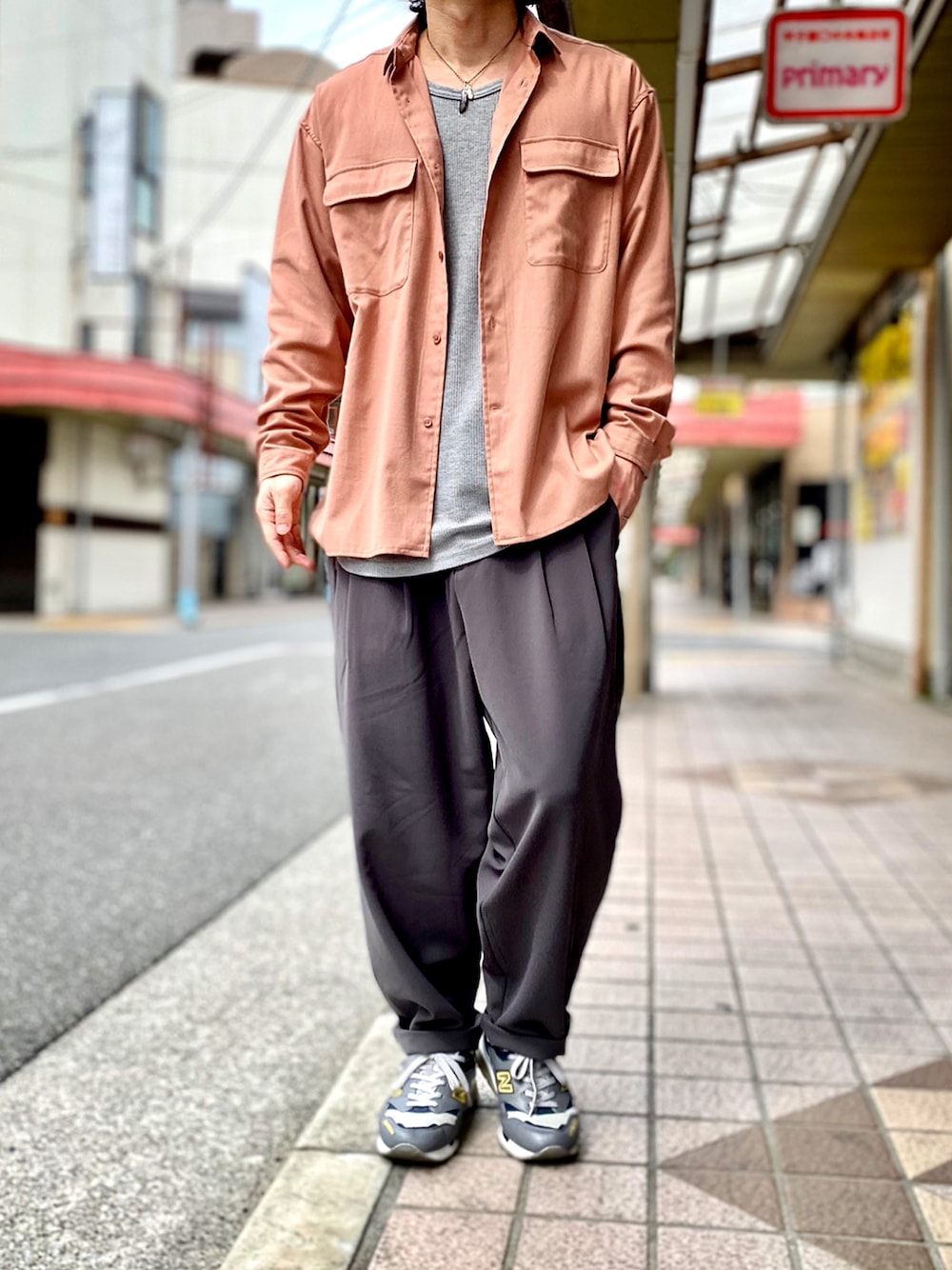 「ごきげんウィーク、ピンクシャツ、WYM、WYM LIDNM、WYM×ATTACHMENT、ATTACHMENT、アタッチメント、オーバーサイズシャツ、nano・universe、ナノユニバース、ワイドスラックス、ニューバランス1600、CPOシャツ、シャツスタイル、シャツコーデ」｜「NANO universeのSORONA ビッグポケットワイドシャツ（シャツ/ブラウス、ピンク系）」を使った、KEITA(ΦωΦ)さん（メンズ・182cm）の春コーディネートの1枚目の写真