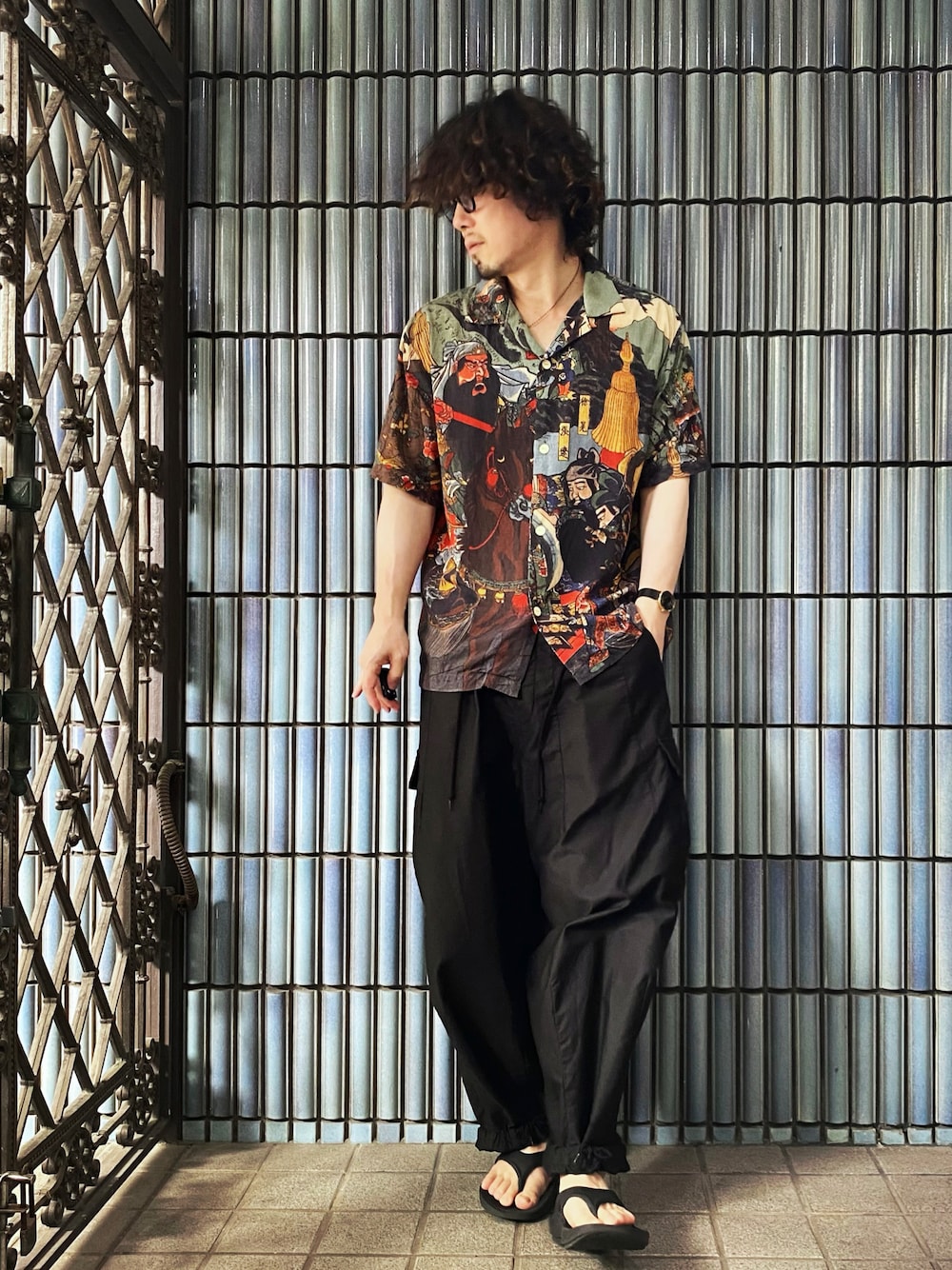 「CHANGE WELL、アロハシャツ、アロハシャツコーデ、アロハ柄、NEEDLES、ニードルズ、ニードルス、カーゴパンツ、カーゴパンツコーデ、oofos、ウーフォス、ヒザデルパンツ、和柄、和柄シャツ、スノーパンツ」｜「CHANGE WELLのアイテム（シャツ/ブラウス、その他）」を使った、KEITA(ΦωΦ)さん（メンズ・182cm）の秋コーディネートの1枚目の写真