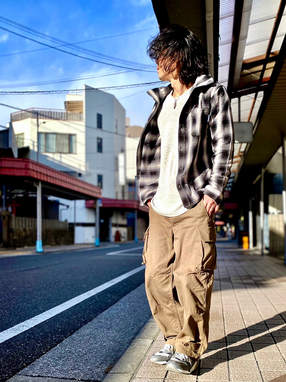 「BRANCHWORKS、ブランチワークス、オンブレーチェックシャツ、オンブレチェック、チェック、チェックシャツ、m47、M-47、カーゴパンツ、カーゴパンツコーデ、newbalance1600、WAIPER、ミリタリー、ミリタリーコーデ、春コーデ」｜「BranchworksのトリプルヤーンオンブレチェックPO パーカー（パーカー、ブラック系）」を使った、KEITA(ΦωΦ)さん（メンズ・182cm）の冬コーディネートの1枚目の写真