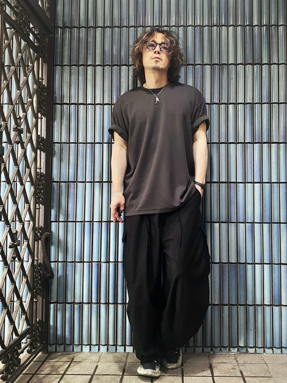 「プチプラ、夏コーデ、無地T、無地Tシャツ、trial、NEEDLES、ニードルス、ニードルズ、ヒザデルパンツ、カーゴパンツ、カーゴパンツコーデ、モノトーンコーデ、パックTシャツ、パックT、シンプルコーデ」｜「Needlesのアイテム（カーゴパンツ、ブラック系）」を使った、KEITA(ΦωΦ)さん（メンズ・182cm）の夏コーディネートの1枚目の写真