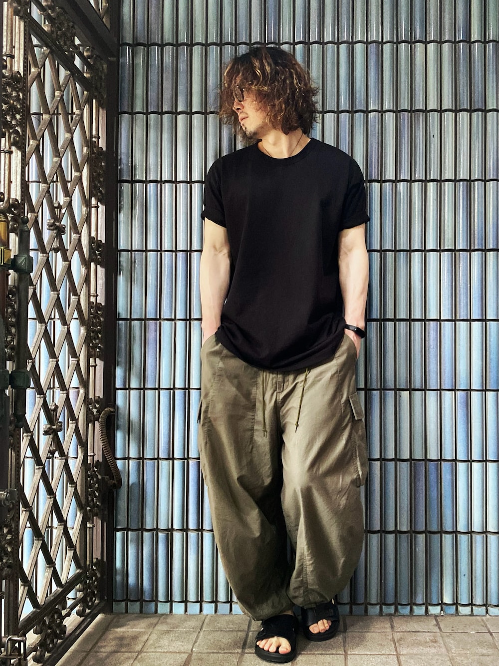 「テーマパークコーデ、８(eight)、LOS ANGELES APPAREL、NEEDLES、カーゴパンツ、カーゴパンツコーデ、ヒザデルパンツ、無地T、シンプルコーデ、ミリタリーパンツ、大人カジュアル、ゆるコーデ、古着コーデ、ニードルズ、ニードルス」｜「LOS ANGELES APPARELのLOS ANGELES APPAREL ガーメントダイＴシャツ（Tシャツ/カットソー、ブラック系）」を使った、KEITA(ΦωΦ)さん（メンズ・182cm）の夏コーディネートの1枚目の写真