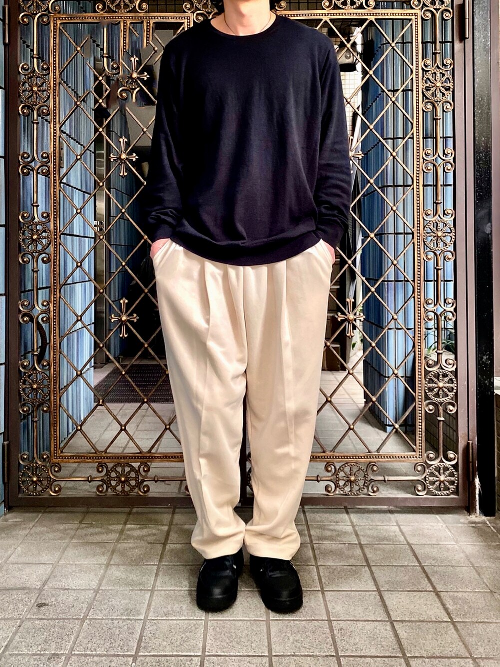 「コットンニット、ウォッシャブルコットンクルーネックセーター、UNIQLO U、ユニクロU、ユニクロユー、スウェットギャザーパンツ、白パンツ、モノトーンコーデ、メリノウール、ワイドパンツ、エアフォースワン、ユニクロだらけ、オーバーサイズニット、おしゃれさんと繋がりたい、大人コーデ」｜「UNIQLOのウォッシャブルコットンメリノクルーネックセーター（ニット/セーター、ブラック系）」を使った、KEITA(ΦωΦ)さん（メンズ・182cm）の夏コーディネートの1枚目の写真