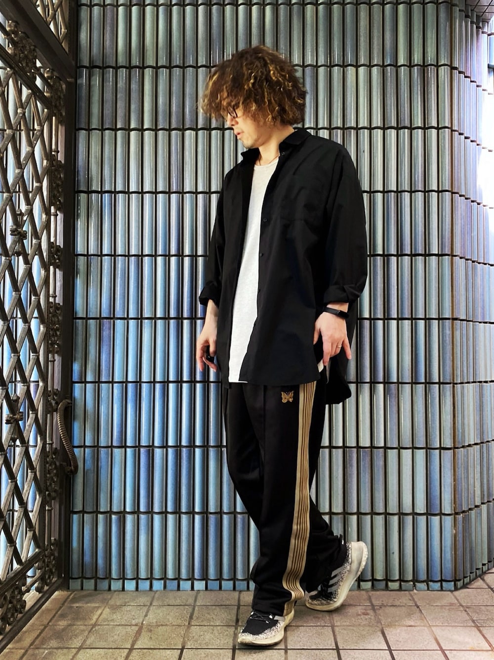 「+J、UNIQLO、UNIQLOコーデ、UNIQLO+J、黒シャツ、NEEDLES、needles トラックパンツ、トラックパンツ、ラインパンツ、スポーツミックス、オールブラック、MONO-MART、ニードルス、ニードルストラックパンツ、ニードルズ」｜「UNIQLOのスーピマコットン オーバーサイズシャツ(長袖)（シャツ/ブラウス、ブラック系）」を使った、KEITA(ΦωΦ)さん（メンズ・182cm）の春コーディネートの1枚目の写真