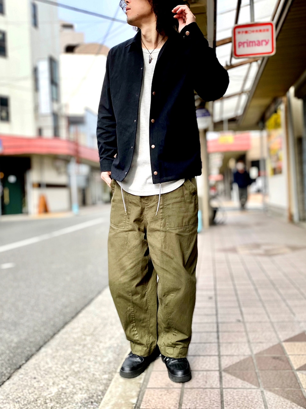 「BRANCHWORKS、ブランチワークス、ikka、コーチジャケット、ベイカーパンツ、カーゴパンツ、MONO-MART、airforce1、エアフォースワン、ミリタリー、ミリタリーパンツ、休日スタイル、カバーオール、ワイドパンツ、military」｜「Branchworksの11号帆布コーチジャケットピグメントバイオ（カバーオール、ブラック系）」を使った、KEITA(ΦωΦ)さん（メンズ・182cm）の冬コーディネートの1枚目の写真