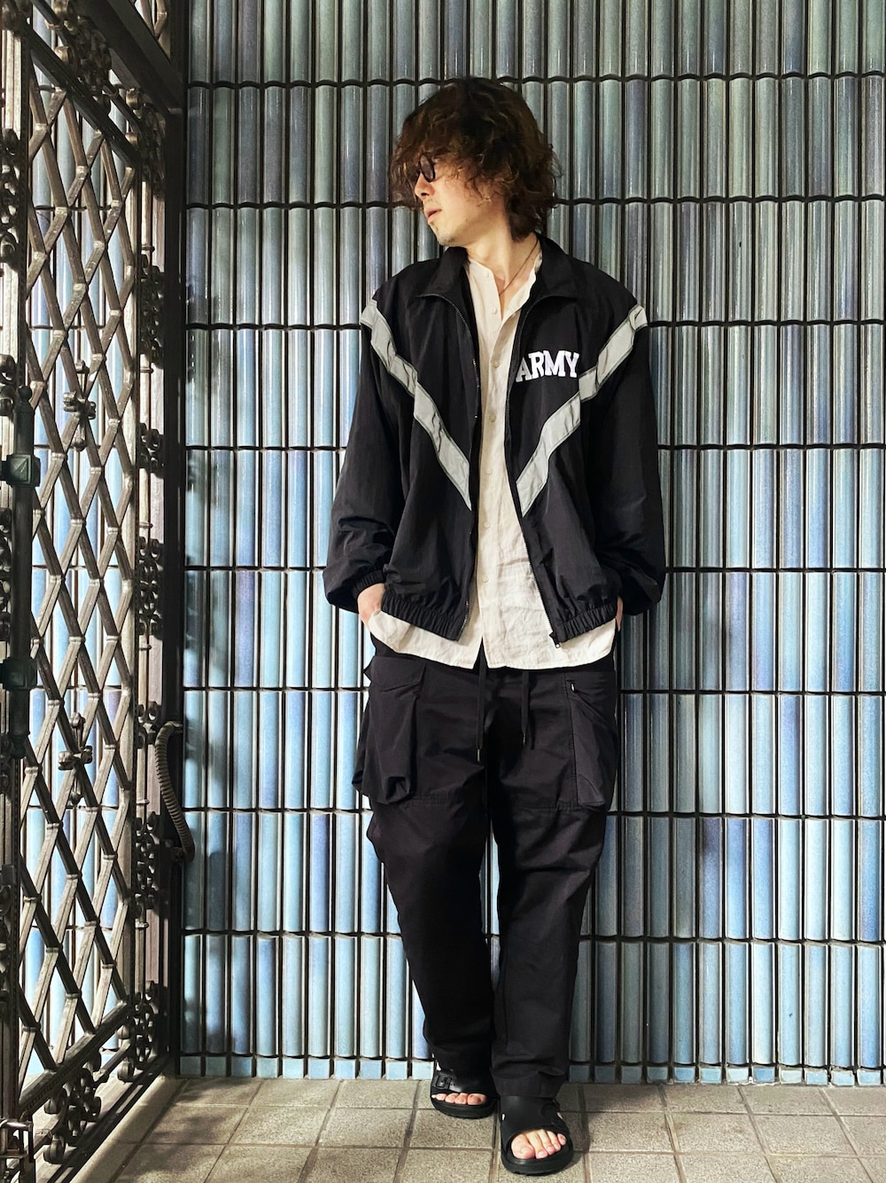 「シャツスタイル、秋服準備はじめました、IPFU、IPFUジャケット、army、トレーニングジャケット、カーゴパンツ、カーゴパンツコーデ、NULLTOKYO、BEAMS、モード、モードカジュアル、モノトーン、テックウェア、ミリタリージャケット」｜「SEA BEESのUS ARMY IPFU JACKET（ミリタリージャケット、ブラック系）」を使った、KEITA(ΦωΦ)さん（メンズ・182cm）の秋コーディネートの1枚目の写真