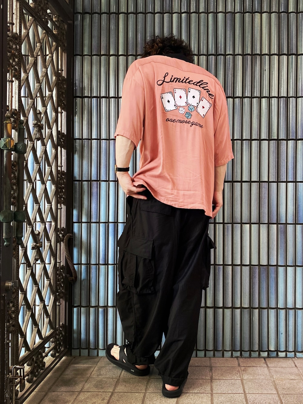 「ピンク、ピンクシャツ、ボウリングシャツ、NEEDLES、ニードルズ、ニードルス、カーゴパンツ、カーゴパンツコーデ、ヒザデルパンツ、oofos、ウーフォス、Nordgreen、ノードグリーン、ベトシャツ、ルード」｜「Limited Line Naive Magicのルーズサイズ レーヨン バック刺繍 オープンカラー 半袖シャツ（シャツ/ブラウス、ピンク系）」を使った、KEITA(ΦωΦ)さん（メンズ・182cm）の夏コーディネートの1枚目の写真