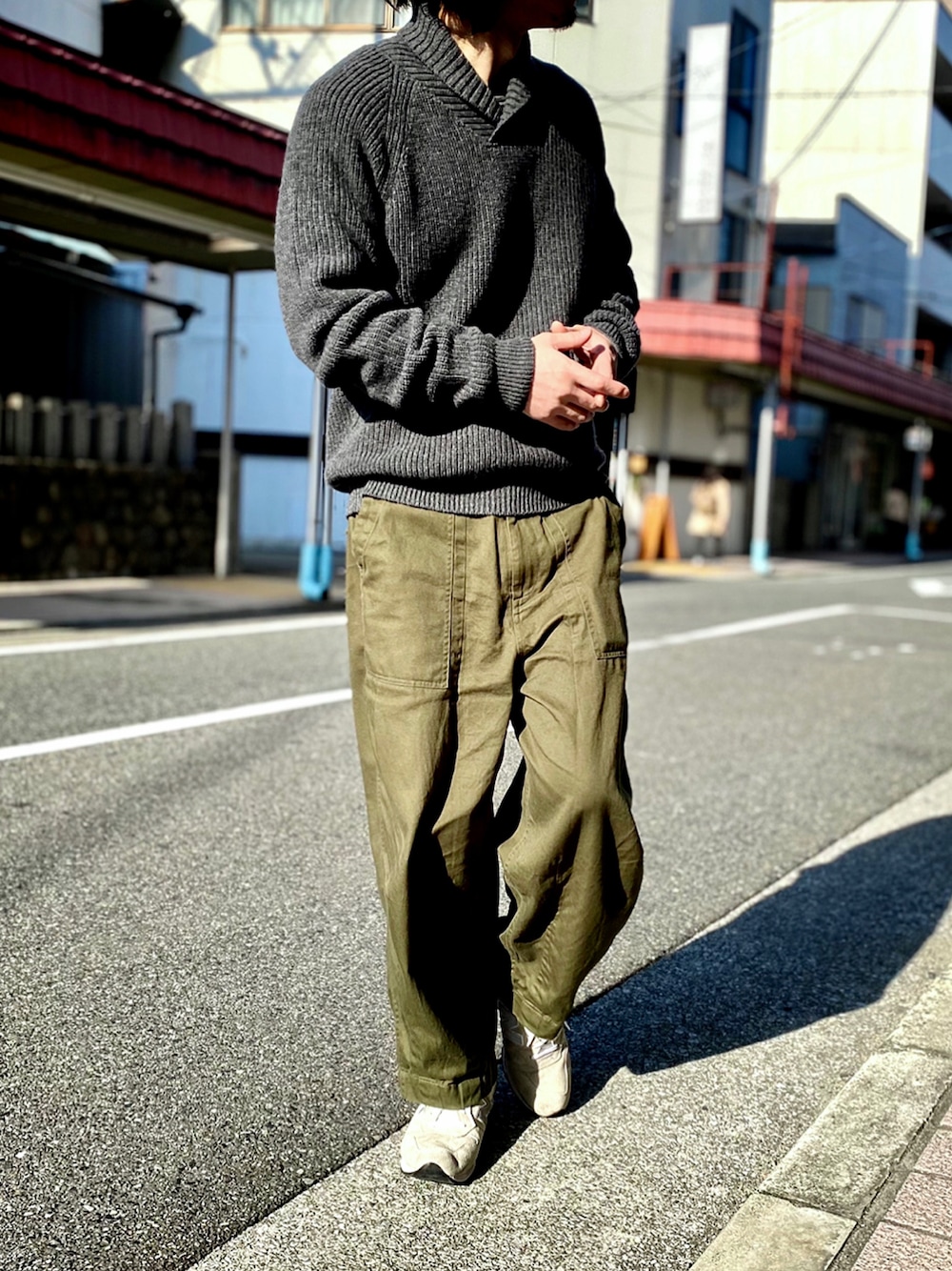 「BRANCHWORKS、ブランチワークス、ショールカラー、ショールカラーセーター、ベイカーパンツ、カーゴパンツ、カーゴパンツコーデ、military、military pants、ミリタリー、ミリタリーパンツ、ミリタリーコーデ、アメカジ、アメカジコーデ、New Balance」｜「Branchworksのアイテム（ニット/セーター、グレー系）」を使った、KEITA(ΦωΦ)さん（メンズ・182cm）の冬コーディネートの1枚目の写真