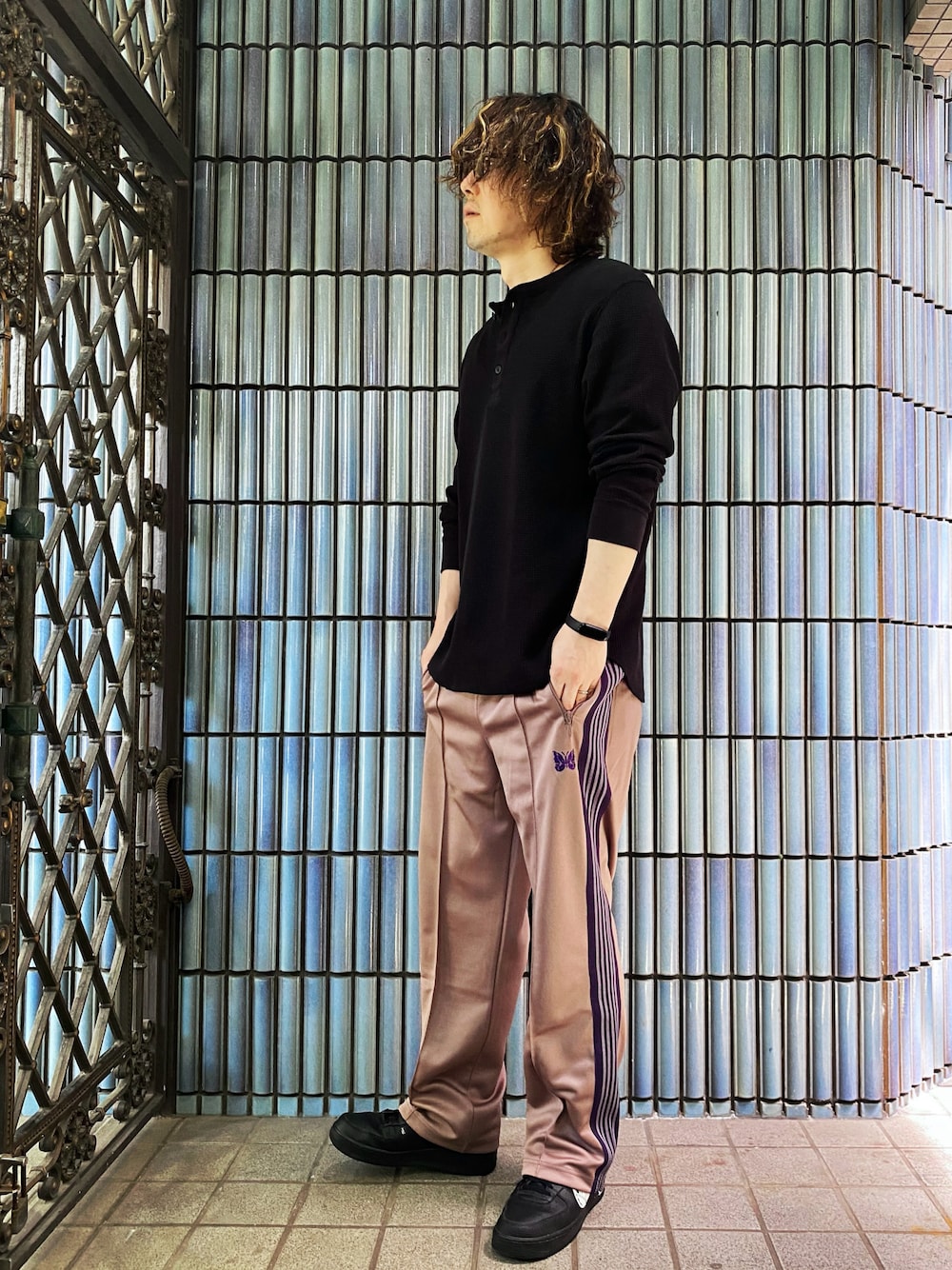 「ヘンリーネック、ヘンリーネックＴシャツ、ニードルス、ニードルズ、NEEDLES、needles トラックパンツ、trackpants、トラックパンツ、ラインパンツ、ニードルストラックパンツ、エアフォースワン、エアフォース1、スポーツミックス、休日スタイル、長袖Tシャツ」｜「UNIQLOのワッフルヘンリーネックT（長袖）（Tシャツ/カットソー、ブラック系）」を使った、KEITA(ΦωΦ)さん（メンズ・182cm）の春コーディネートの1枚目の写真