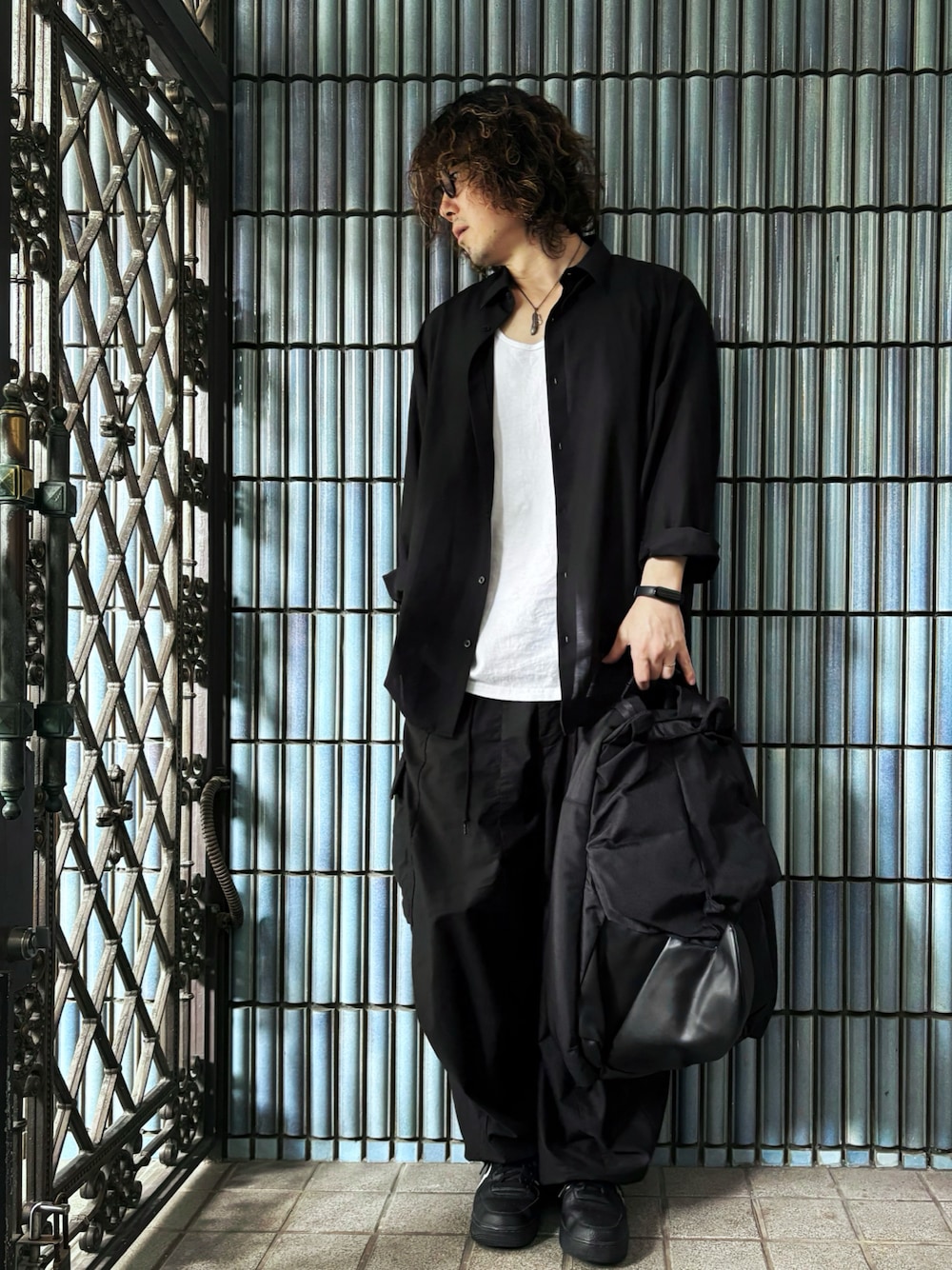 「oribagu、オリバグ、バックパック、NEEDLES、カーゴパンツ、カーゴパンツコーデ、ヒザデルパンツ、オールブラック、ブラックコーデ、Gildan、GUコーデ、黒シャツ、エアフォースワン、秋コーデ、スポーツミックス」｜「GUのイージーケアシアーオーバーサイズシャツ(長袖)（シャツ/ブラウス、ブラック系）」を使った、KEITA(ΦωΦ)さん（メンズ・182cm）の秋コーディネートの1枚目の写真