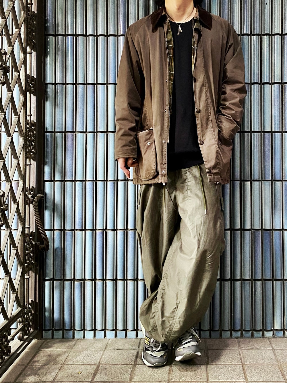 「未来のWEARISTAプロジェクト、バブアー、barbour、ハンティングジャケット、ニードルス、ニードルズ、ヒザデルパンツ、カーゴパンツ、カーゴパンツコーデ、エクストラファインメリノ、ミリタリー、ミリタリージャケット、ビューフォート、ビデイル、Beaufort」｜「Barbourのアイテム（ステンカラーコート、ブラウン系）」を使った、KEITA(ΦωΦ)さん（メンズ・182cm）の冬コーディネートの1枚目の写真