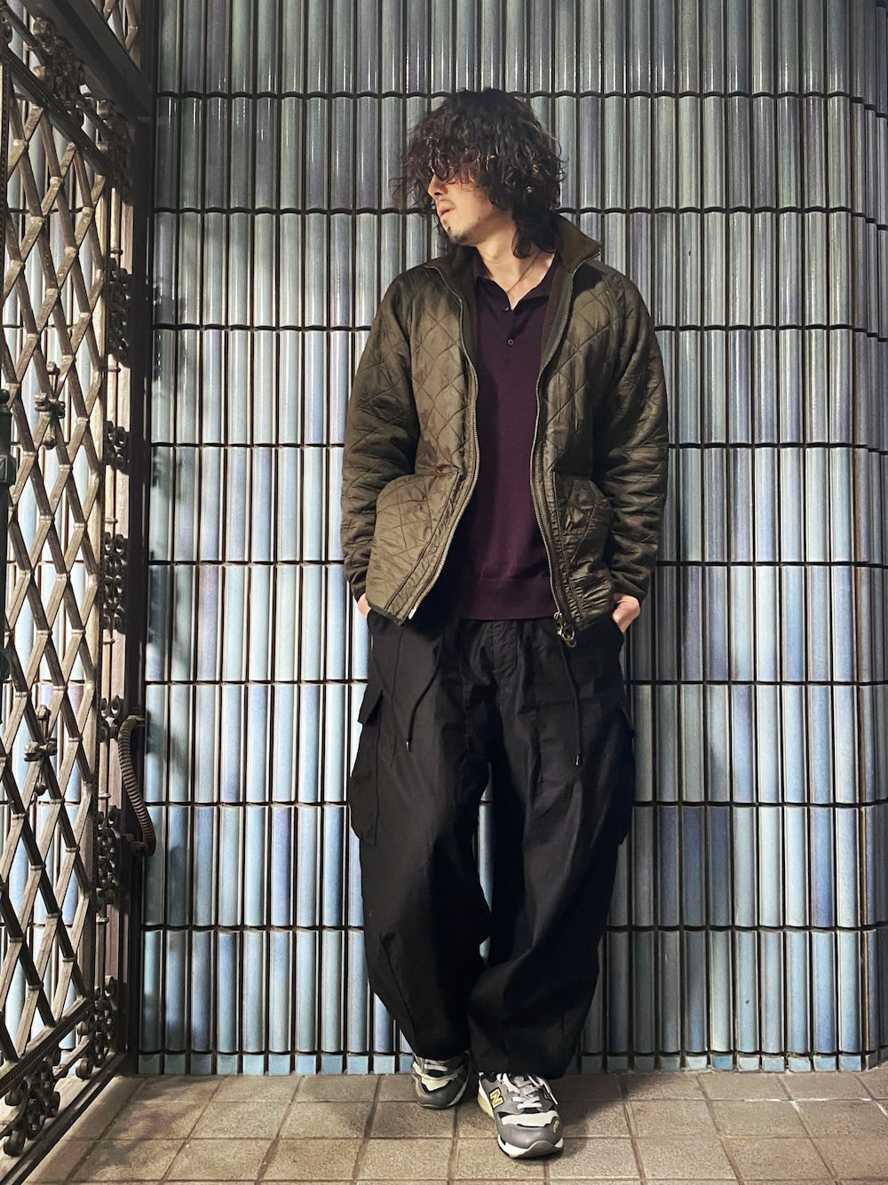 「barbour、バブアー、キルティングジャケット、NEEDLES、ニードルス、ニードルズ、ヒザデルパンツ、カーゴパンツ、カーゴパンツコーデ、ミリタリー、ミリタリーコーデ、ニットポロ、エクストラファインメリノ、長袖ポロシャツ、ワイドカーゴパンツ」｜「Barbourのアイテム（ミリタリージャケット、グリーン系）」を使った、KEITA(ΦωΦ)さん（メンズ・182cm）の冬コーディネートの1枚目の写真
