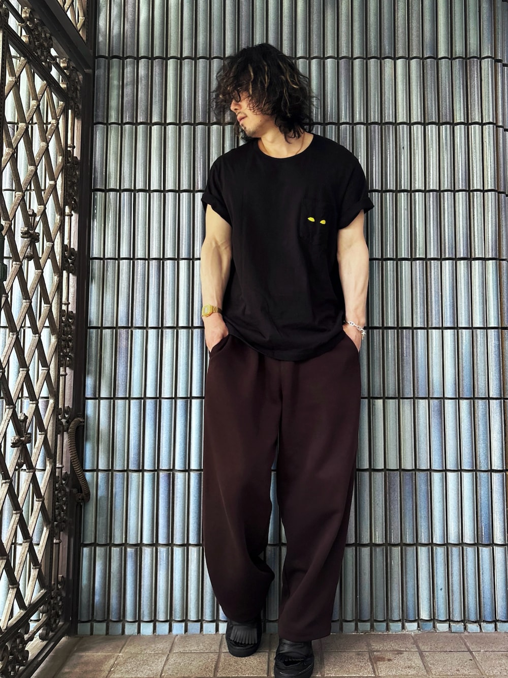 ブラック系のTシャツ/カットソー、ブラウン系のスウェットパンツ、ブラック系のローファーを着用したメンズの春コーディネートの1枚目の写真