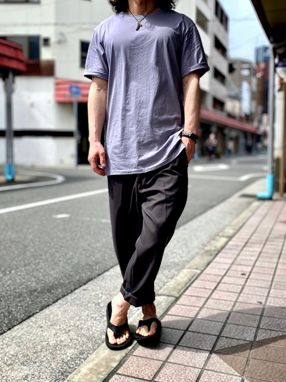 「+J、プラスJ、plusj、UNIQLO U、ユニクロユー、oofos、リカバリーサンダル、ワントーンコーデ、スラックス、サンダル」｜「UNIQLOのスーピマコットンリラックスフィットクルーT(半袖)（Tシャツ/カットソー、グレー系）」を使った、KEITA(ΦωΦ)さん（メンズ・182cm）の夏コーディネートの1枚目の写真