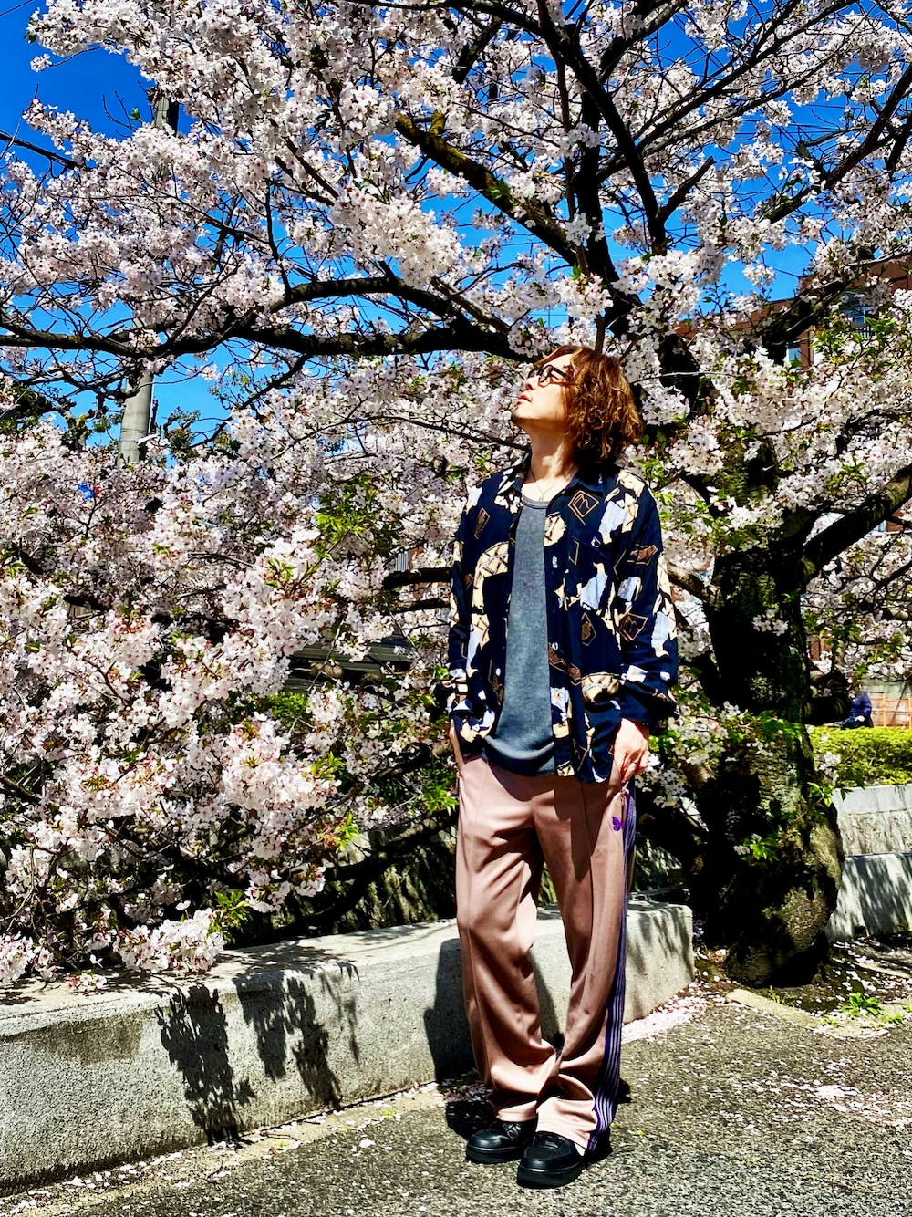 「春服、お花見コーデ、お花見、古着MIX、古着、古着コーデ、古着好きな人と繋がりたい、NEEDLES、needles トラックパンツ、ニードルス、ニードルズ、トラックパンツ、ラインパンツ、柄シャツ、ガラシャツ」｜「Camargueのアイテム（シャツ/ブラウス、ブラック系）」を使った、KEITA(ΦωΦ)さん（メンズ・182cm）の春コーディネートの1枚目の写真