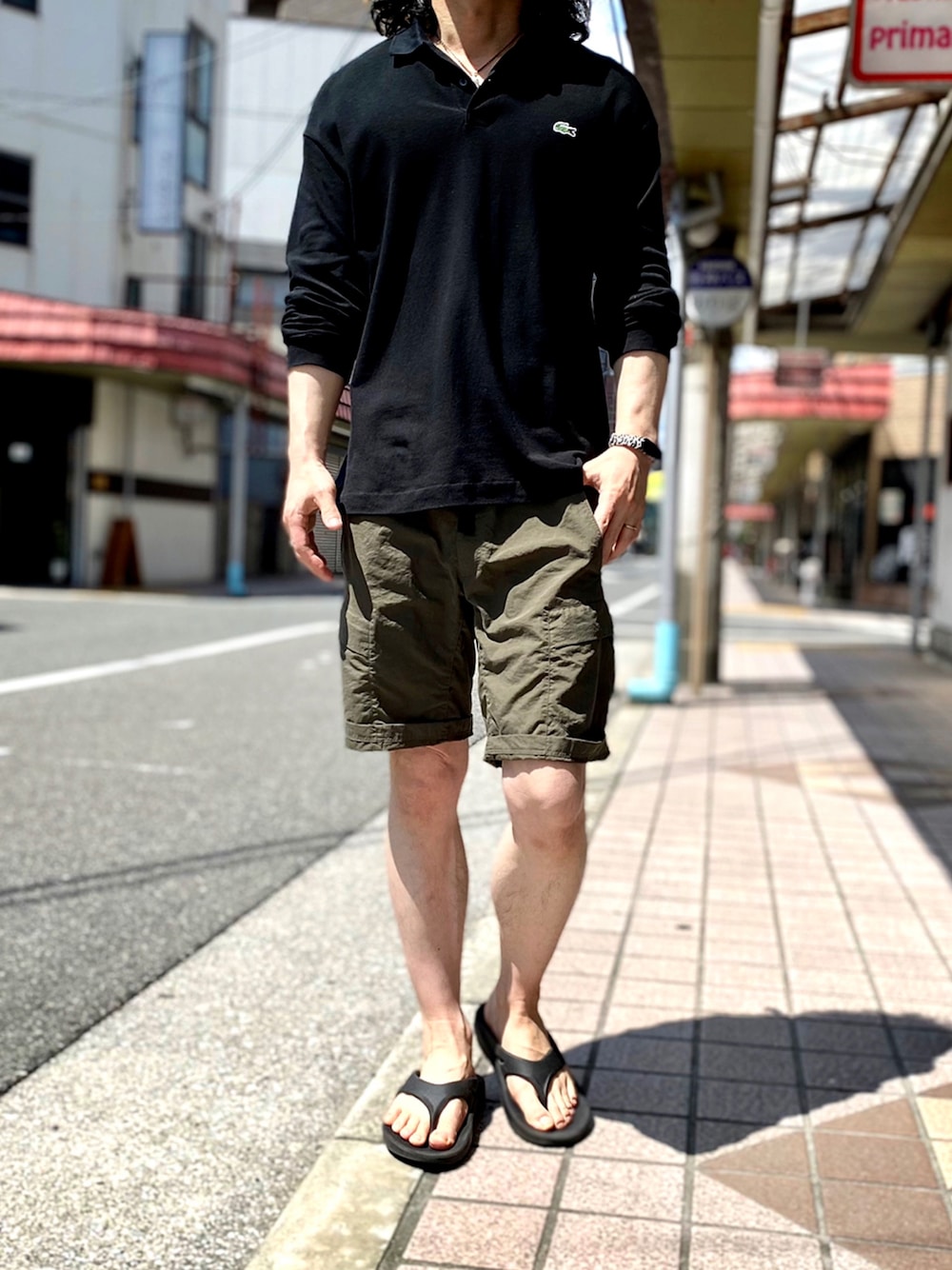 「LACOSTE、ラコステ、ポロシャツ、長袖ポロシャツ、ショートパンツ、ショーツ、ハーフパンツ、oofos、THE NORTH FACE、ノースフェイス」｜「LACOSTEの【別注】 ＜LACOSTE（ラコステ）＞ WIDE LONG SLEEVE POLOSHIRTS/ポロシャツ ◆（ポロシャツ、ブラック系）」を使った、KEITA(ΦωΦ)さん（メンズ・182cm）の夏コーディネートの1枚目の写真
