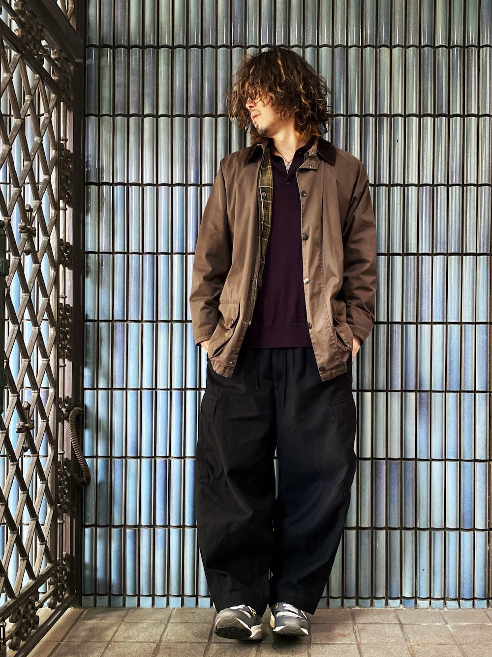 「barbour、バブアー、ビューフォート、Beaufort、ハンティングジャケット、カーゴパンツ、カーゴパンツコーデ、ヒザデルパンツ、ニットポロ、コート、コートスタイル、フリークスストア、FREAK’Ｓ STORE、ワイドパンツ、ミリタリージャケット」｜「Barbourのアイテム（ステンカラーコート、ブラウン系）」を使った、KEITA(ΦωΦ)さん（メンズ・182cm）の春コーディネートの1枚目の写真