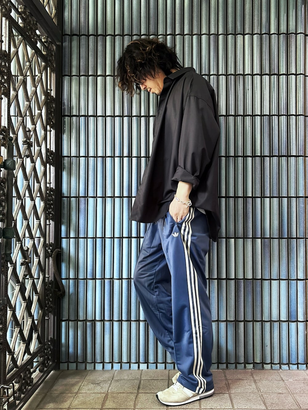 「モノトーン、スポーツミックス、シャツスタイル、白Tシャツ、adidas originals、アディダスオリジナルス、トラックパンツ、トラックパンツコーデ、Gildan、nano・universe、nanouniverse、ナノユニバース、ナノユニバース(nano･universe)、ベッケンバウアー、ラインパンツ」｜「NANO universeのビッグドレープシャツ 長袖（シャツ/ブラウス、グレー系）」を使った、KEITA(ΦωΦ)さん（メンズ・182cm）の夏コーディネートの1枚目の写真