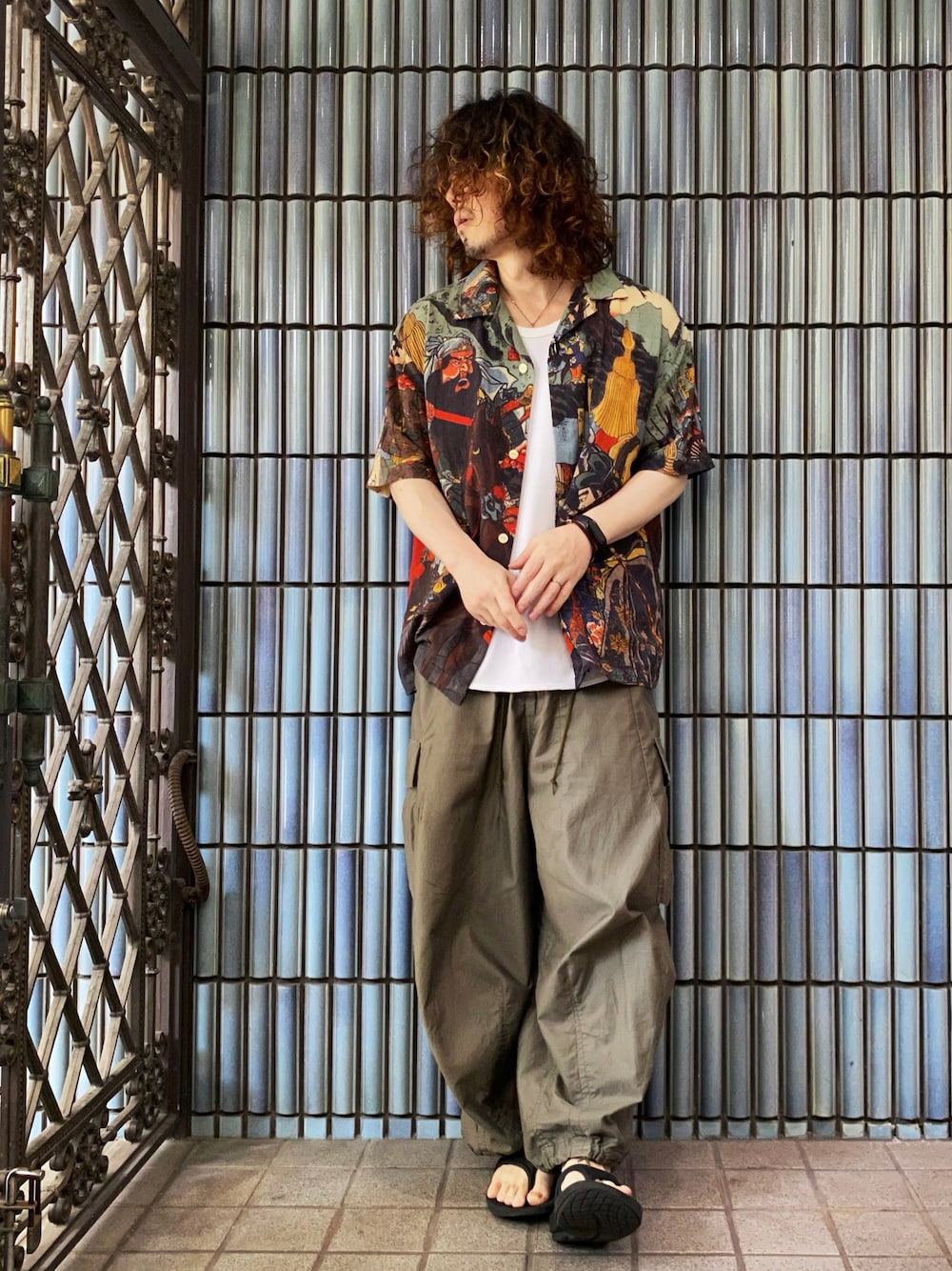 「CHANGE WELL、アロハシャツ、アロハシャツコーデ、NEEDLES、ニードルス、ニードルズ、ヒザデルパンツ、カーゴパンツ、カーゴパンツコーデ、柄シャツ、ガラシャツ、オープンカラーシャツ、oofos、ウーフォス、ワイドカーゴパンツ」｜「CHANGE WELLのアイテム（シャツ/ブラウス、その他）」を使った、KEITA(ΦωΦ)さん（メンズ・182cm）の夏コーディネートの1枚目の写真