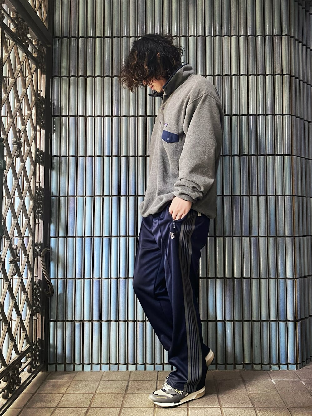 「パタゴニア、patagonia、patagoniaのフリース、シンチラスナップT、ニードルズ、ニードルス、NEEDLES、needles トラックパンツ、トラックパンツ、ラインパンツ、ジャージ、ジャージーパンツ、スウェットパンツ、アウトドアスタイル、アウトドアコーデ」｜「patagoniaのメンズ ライトウェイト シンチラ スナップT プルオーバー（ニット/セーター、グレー系）」を使った、KEITA(ΦωΦ)さん（メンズ・182cm）の冬コーディネートの1枚目の写真