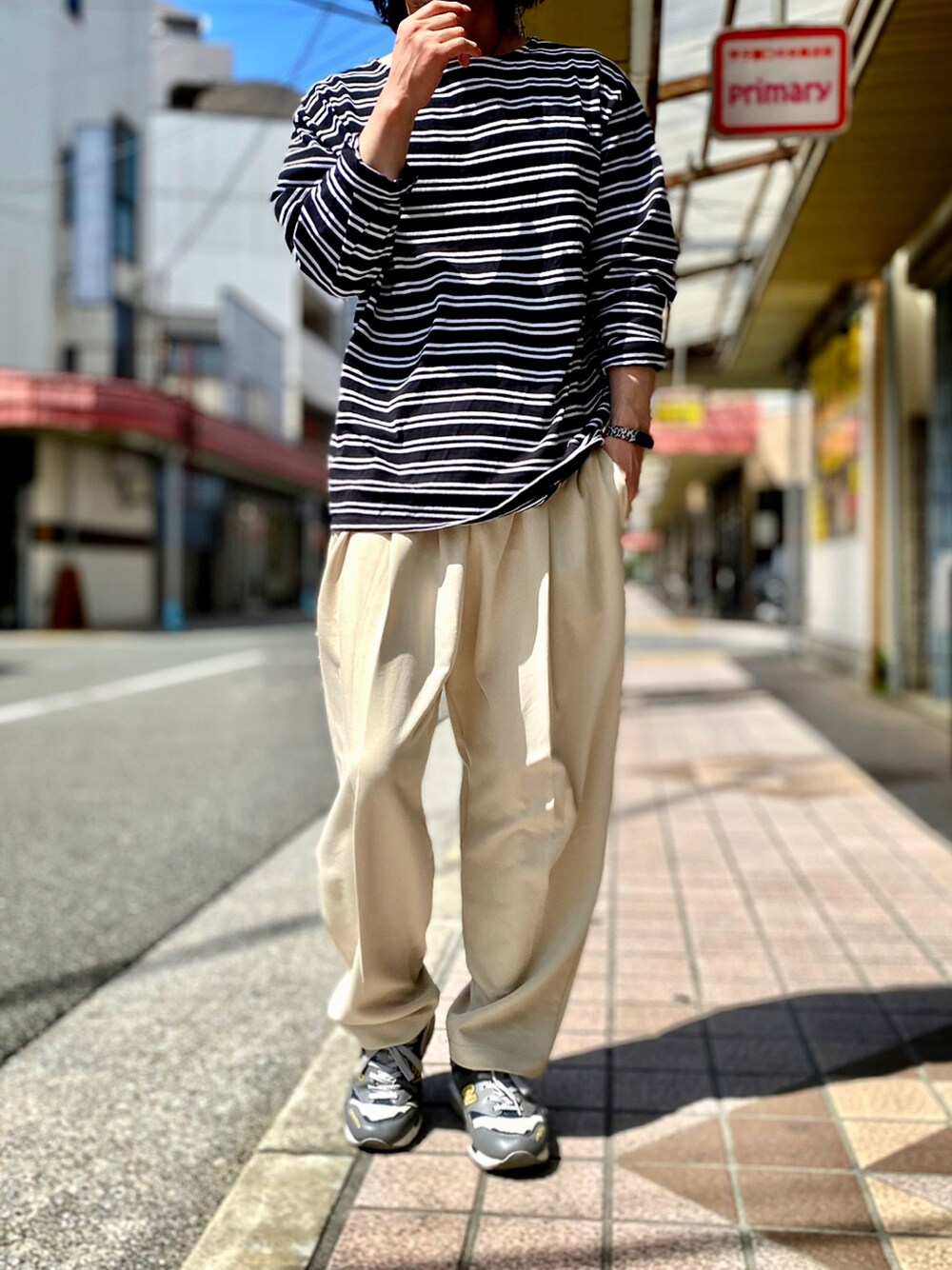 「マリンコーデ、マリンスタイル、バスクシャツ、ボーダー、ボーダートップス、ボーダーTシャツ、スウェットギャザーパンツ、Revo.、UNIQLO U、ユニクロユー、ユニクロU、初夏コーデ、白パンツ、マリンボーダー、海コーデ」｜「Revo.の【THE HITSS】バスクボーダー ボートネック ロングスリーブTシャツ（Tシャツ/カットソー、ブラック系）」を使った、KEITA(ΦωΦ)さん（メンズ・182cm）の春コーディネートの1枚目の写真