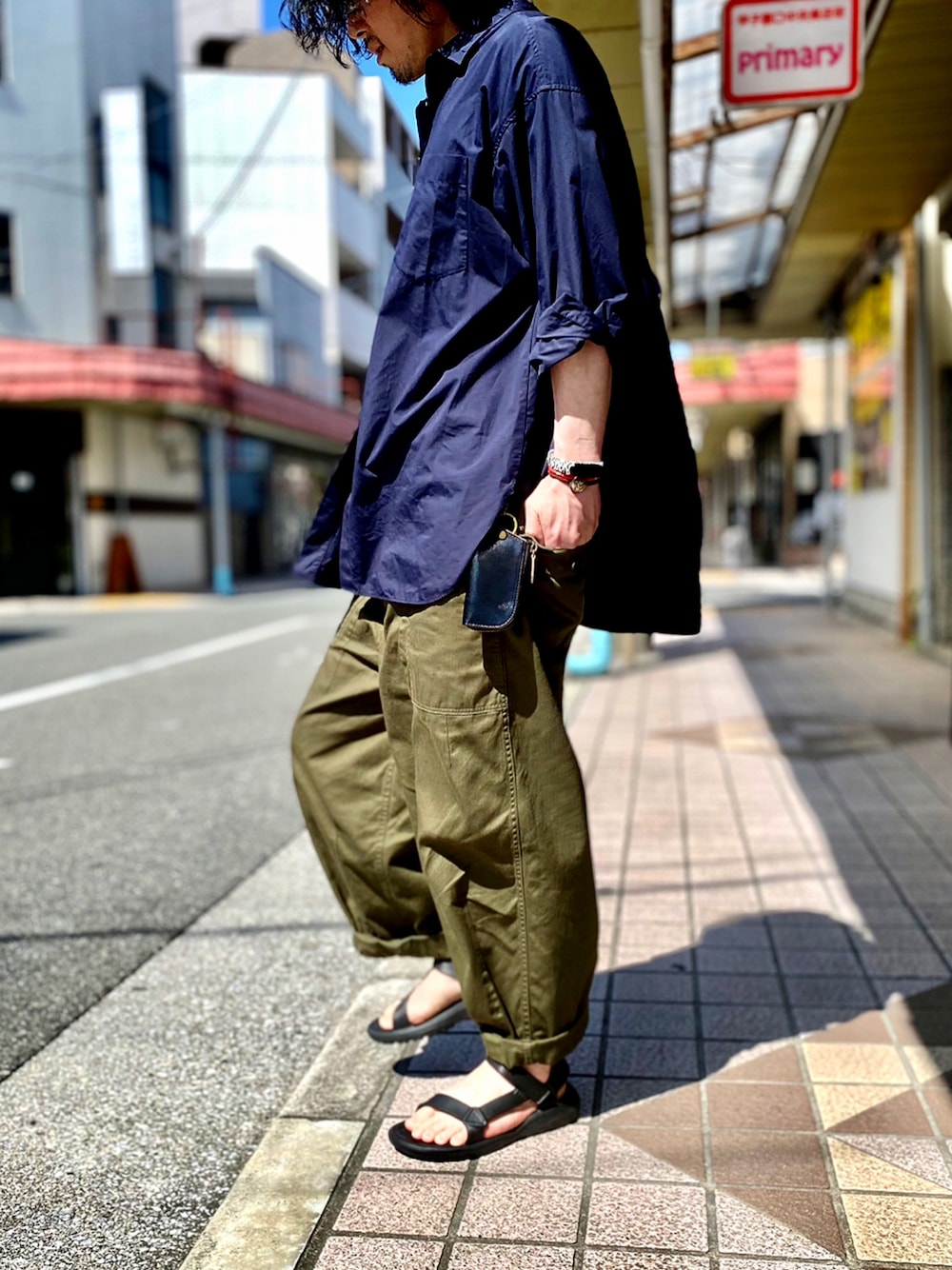 「オーバーサイズ、オーバーサイズシャツ、ベイカーパンツ、カーゴパンツ、ワイドパンツ、ワークパンツ、ミリタリーパンツ、military、ミリタリー、mura、MURA、teva、m47、M51、M65」｜「UNIQLOのエクストラファインコットンオーバーサイズロングシャツ（長袖）（シャツ/ブラウス、ブルー系）」を使った、KEITA(ΦωΦ)さん（メンズ・182cm）の夏コーディネートの1枚目の写真