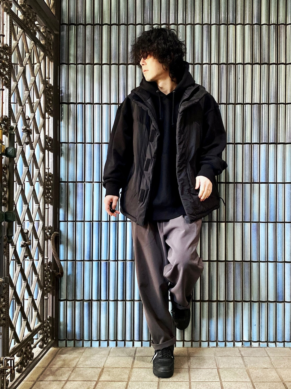 「フリークスストア、フリークスストア(FREAK'S STORE)、FREAK’Ｓ STORE、ECWCS、ecwcs level7、ecwcs gen3、WYM、WYM LIDNM、WYM×ATTACHMENT、ヘビーウェイトビッグスウェットプルオーバー、オーバーサイズパーカー、モノトーン、モノトーンコーデ、ミリタリージャケット、ミリタリーコーデ」｜「GUのヘビーウェイトビッグスウェットパーカ(長袖)（パーカー、ブラック系）」を使った、KEITA(ΦωΦ)さん（メンズ・182cm）の冬コーディネートの1枚目の写真