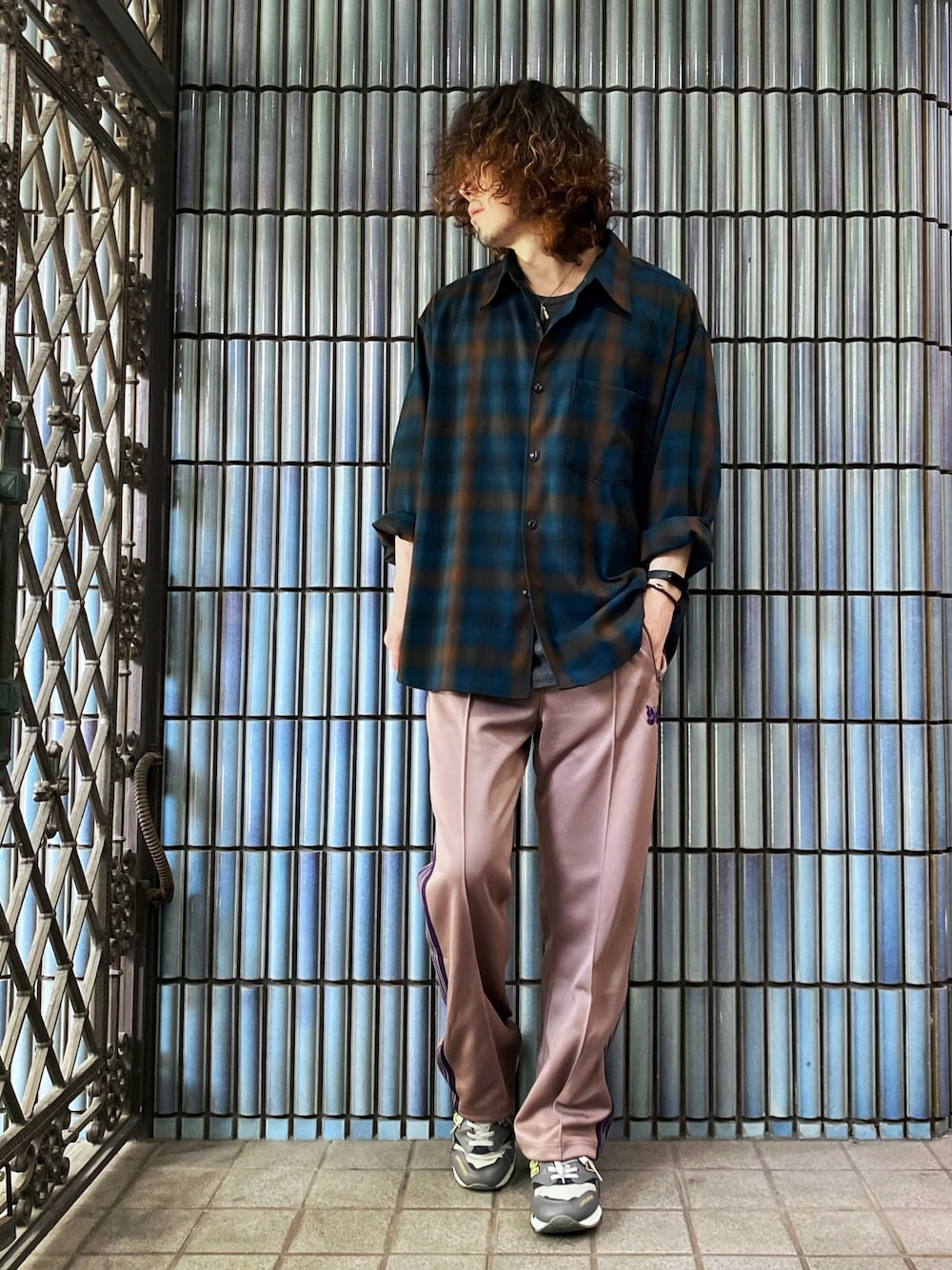 「UNIQLO U、UNIQLOU、ユニクロユー、ユニクロU、ニードルズ、ニードルス、NEEDLES、needles トラックパンツ、トラックパンツ、ラインパンツ、チェックシャツ、柄シャツ、Needles ニードルズ、ネルシャツ、ネルシャツチェック」｜「UNIQLOのヘビーフランネルオーバーサイズシャツ(長袖)（シャツ/ブラウス、ブルー系）」を使った、KEITA(ΦωΦ)さん（メンズ・182cm）の春コーディネートの1枚目の写真