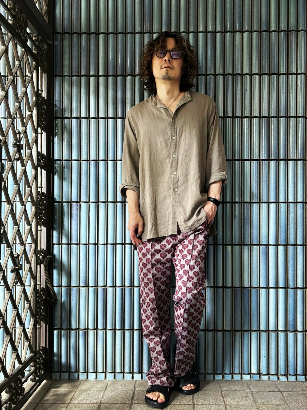 「秋っぽコーデ更新中、古着MIX、淡色コーデ、NEEDLES、needles トラックパンツ、ニードルス、ニードルストラックパンツ、ニードルズ、ハート柄、リネンシャツ、シャツスタイル、レイジブルー(RAGEBLUE)、レイジブルー、RAGEBLUE、柄パンツ」｜「RAGEBLUEのリネン混ロングシャツ/876019（シャツ/ブラウス、グリーン系）」を使った、KEITA(ΦωΦ)さん（メンズ・182cm）の秋コーディネートの1枚目の写真